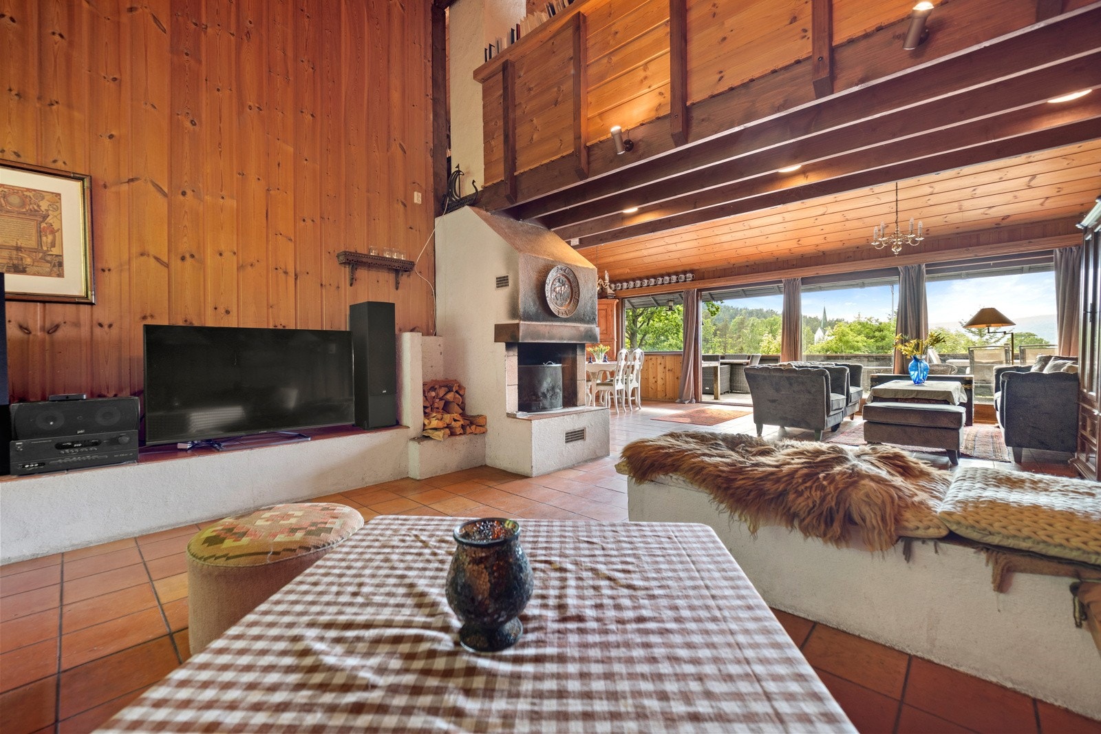 Dette er en innholdsrik enebolig som strekker seg over 3 plan Galleribilde