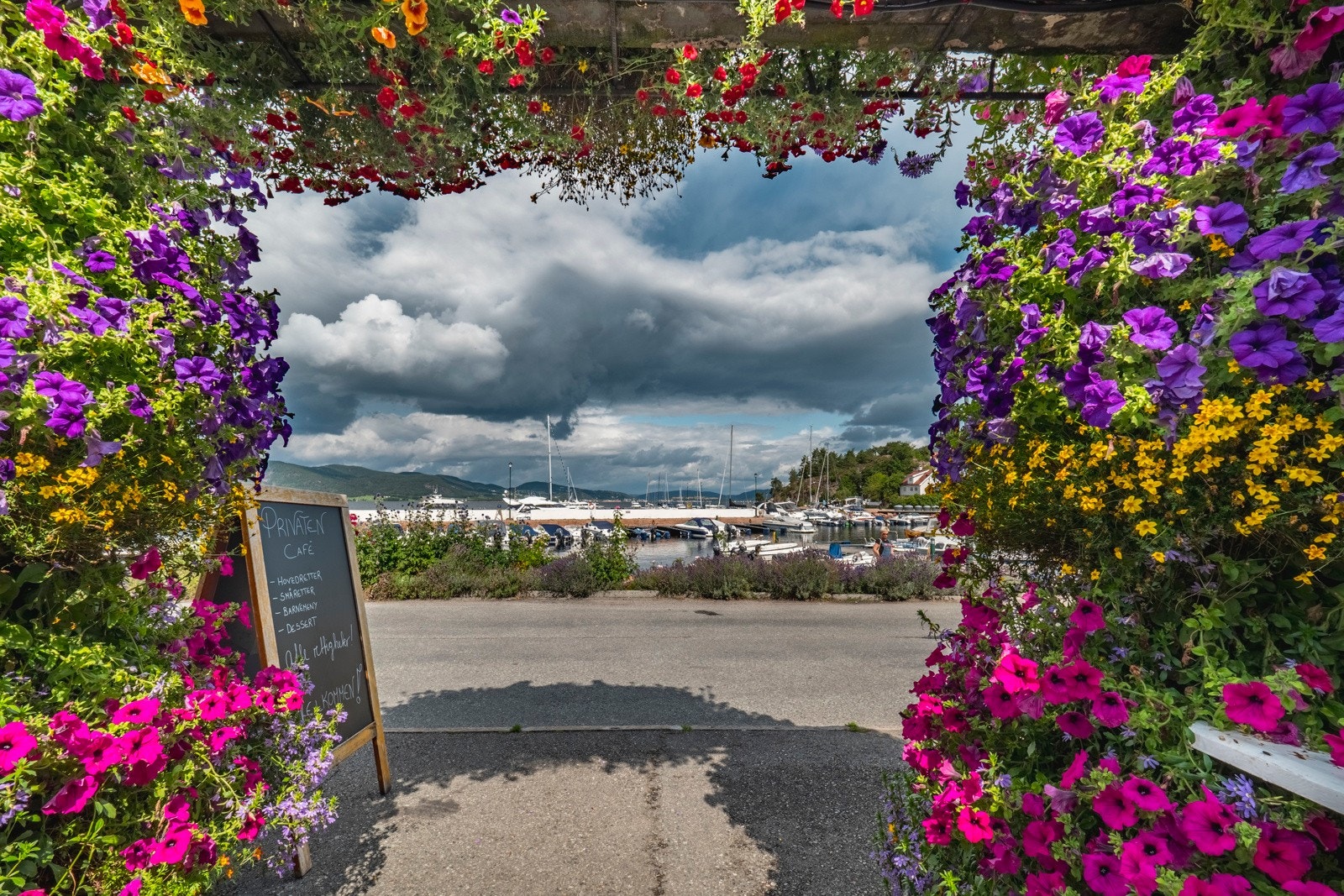 Her finner du blant annet caféer, isbarer, restauranter og interiør- og klesbutikker Galleribilde