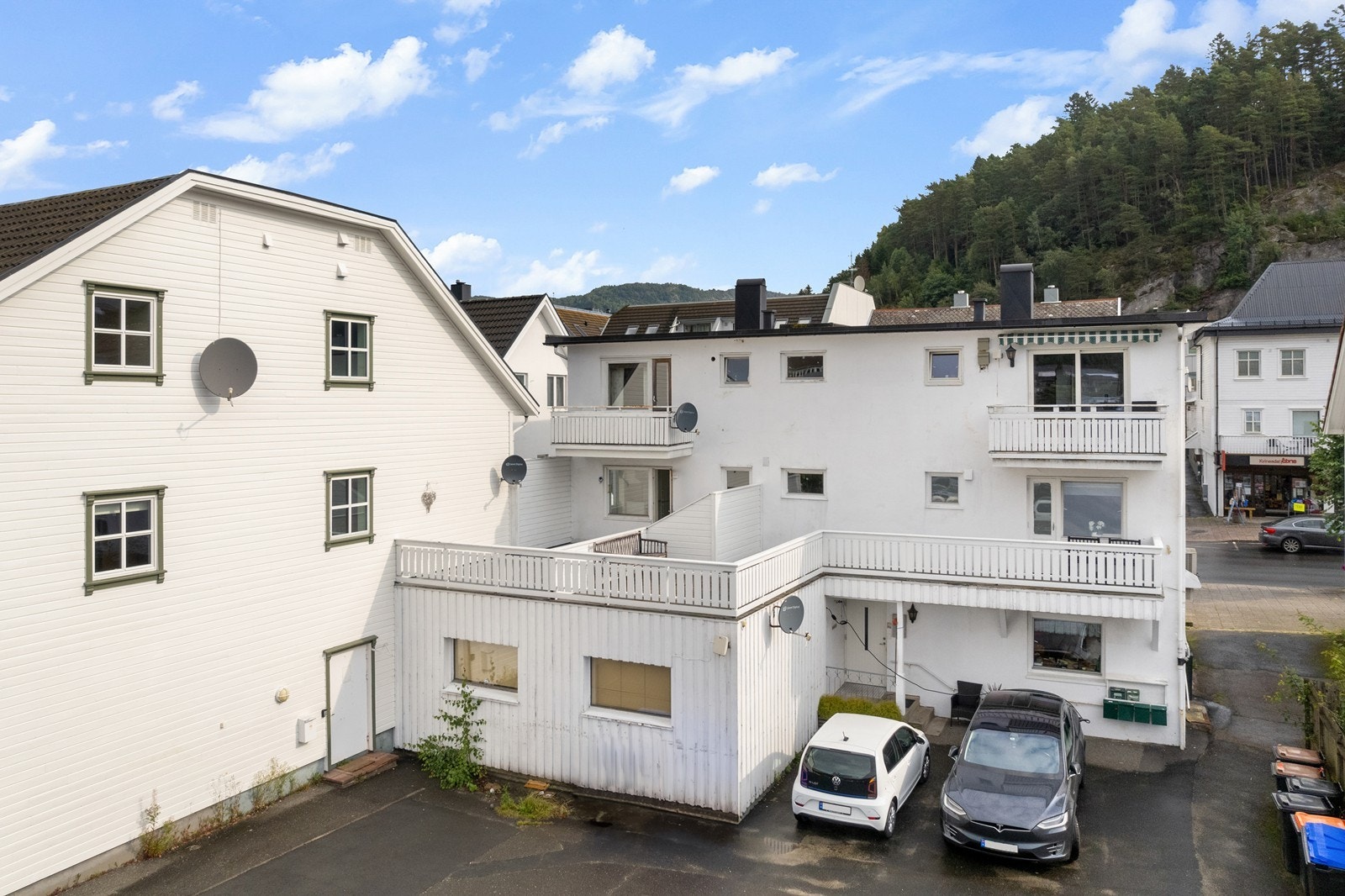 Leiligheten ligger i tredje etasje. Det er ikke heis i bygget. Galleribilde