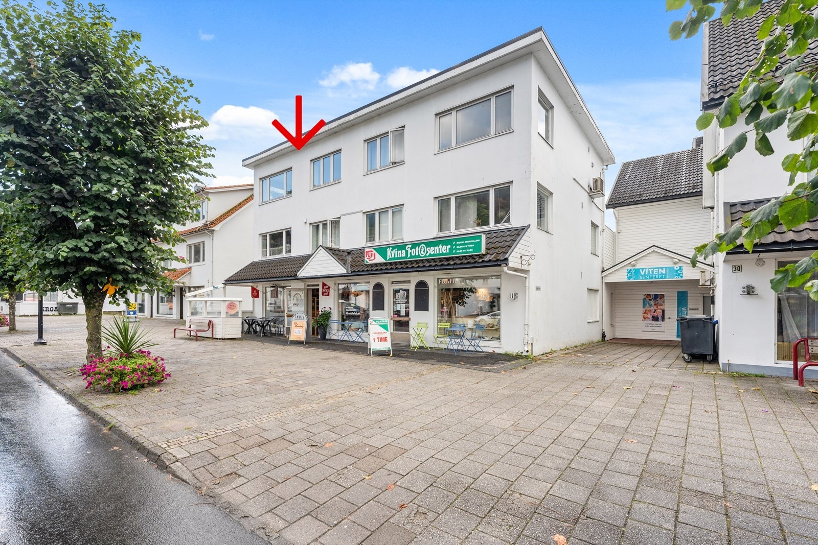 Sentral beliggenhet midt i Liknes sentrum. Galleribilde