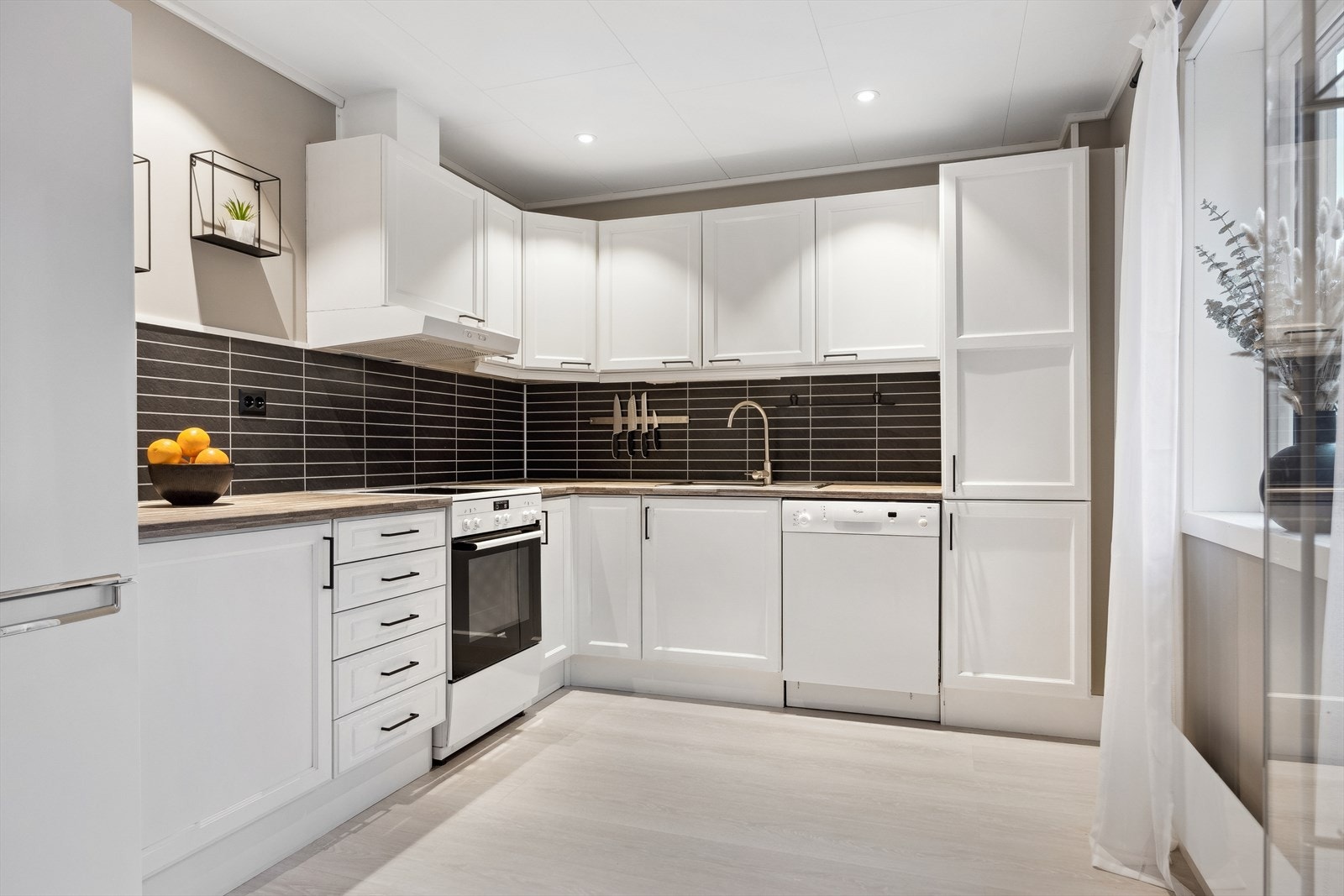 Nye overflater på stue og kjøkken i 2023. Nye vinduer i 2020. Nyere innredning med ukjent alder. Galleribilde