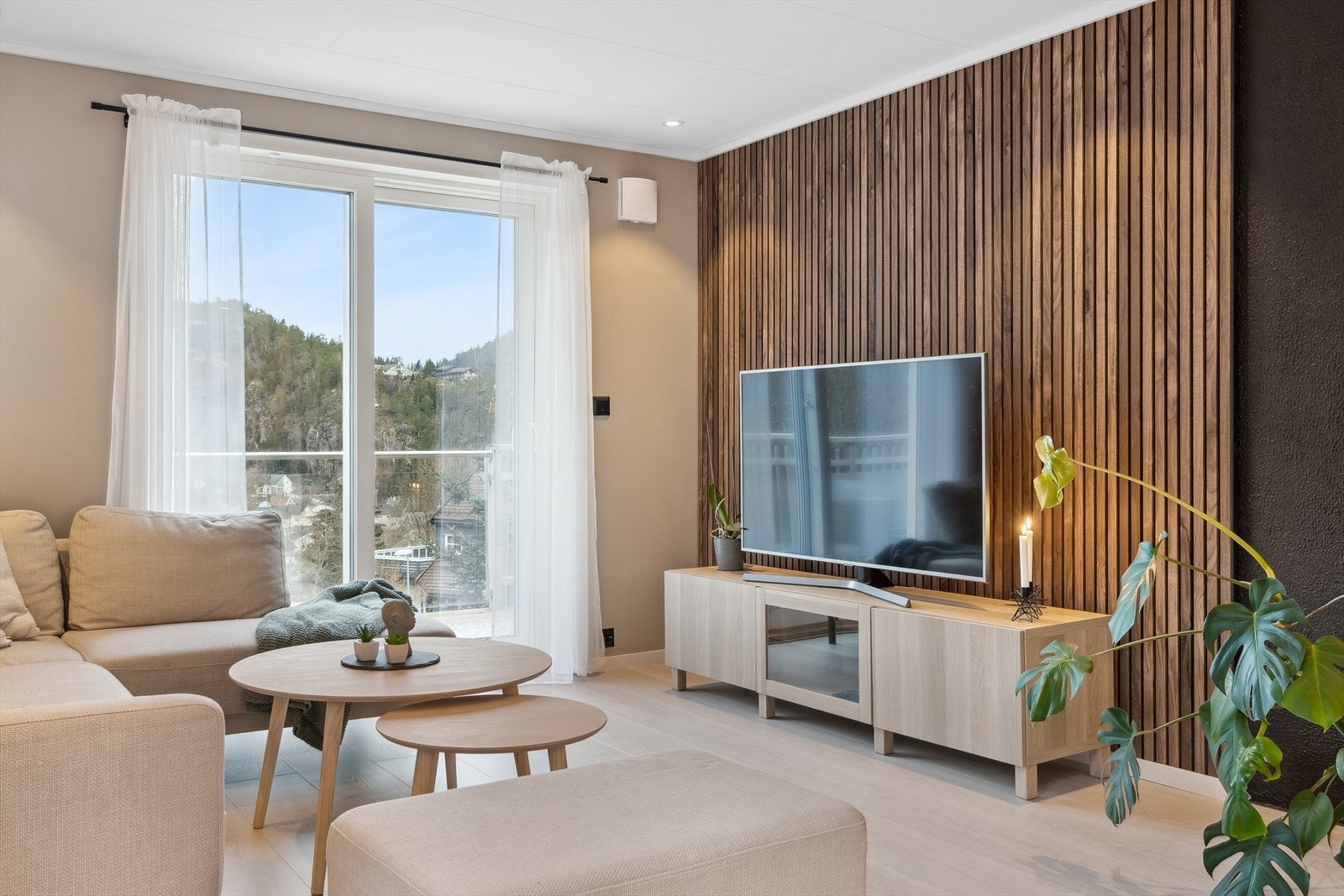 Nye overflater på stue og kjøkken i 2023. Nye vinduer i 2020. Galleribilde