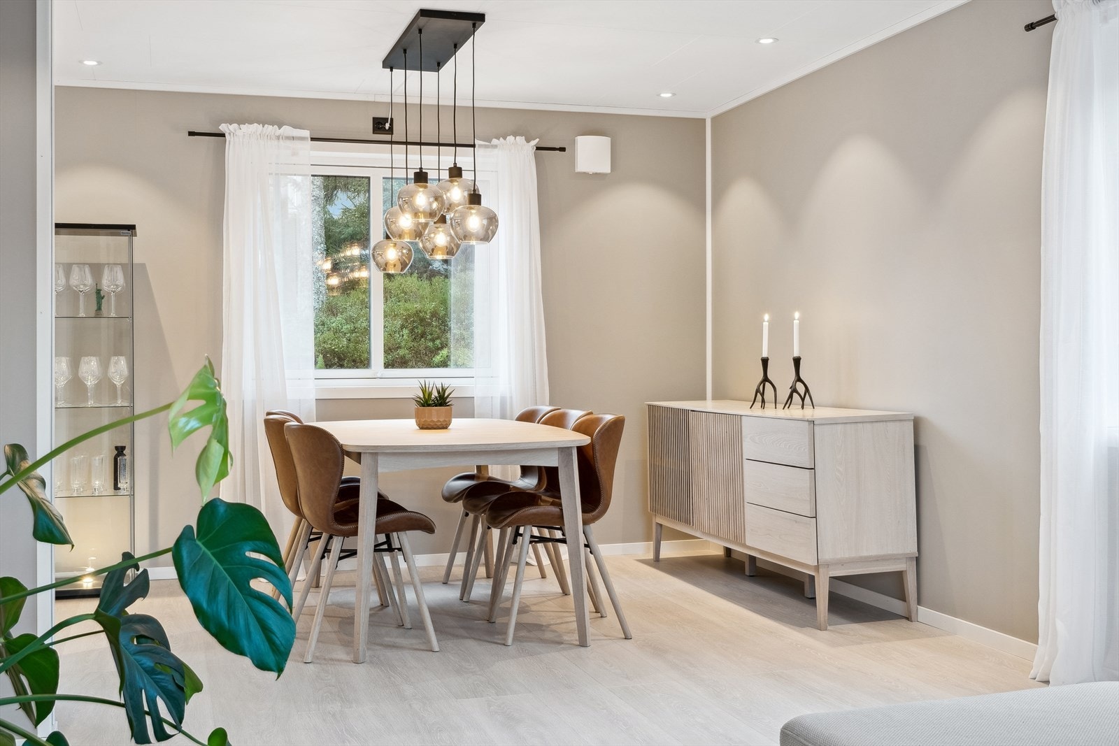 Nye overflater på stue og kjøkken i 2023. Nye vinduer i 2020. Galleribilde