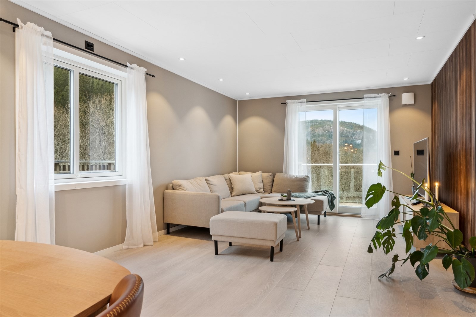 Nye overflater på stue og kjøkken i 2023. Nye vinduer i 2020. Galleribilde