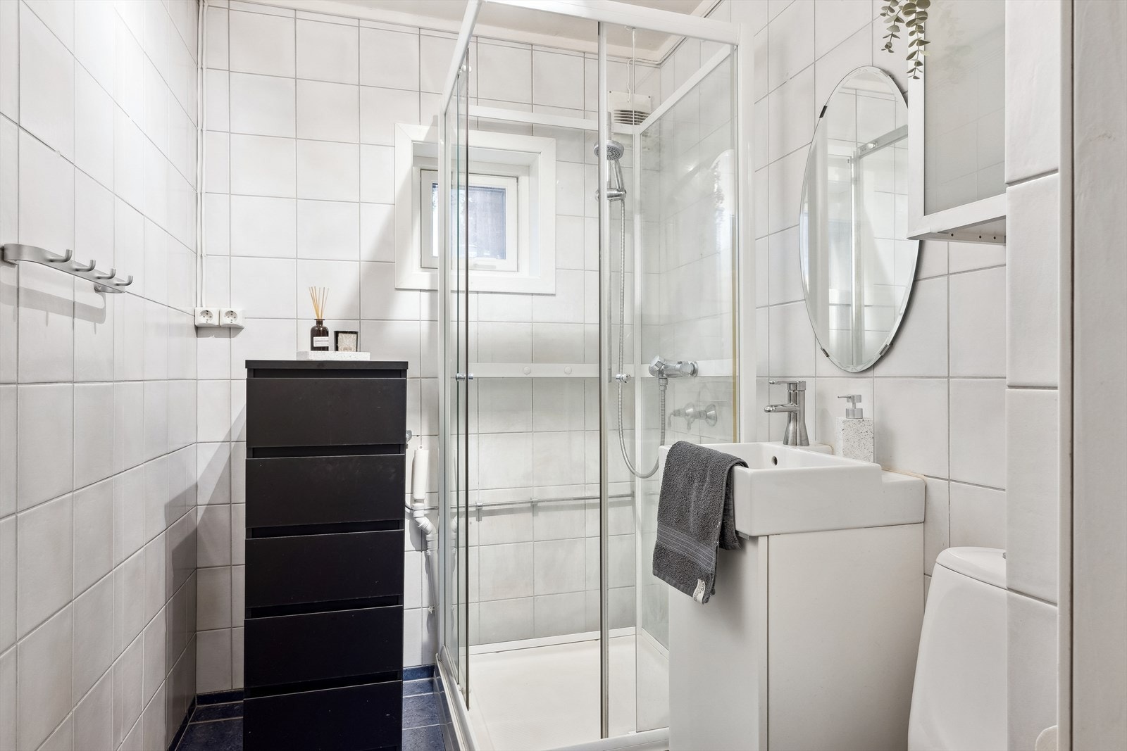 Bad med opplegg for vaskemaskin. Selger har valgt å sette maskin i felles vaskekjeller. Galleribilde