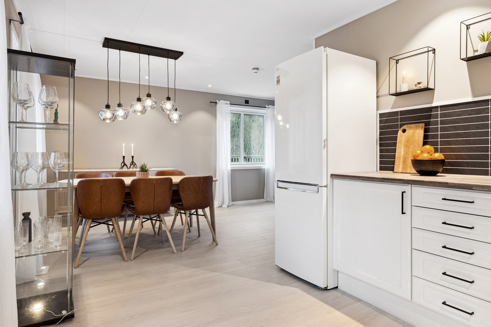 Nye overflater på stue og kjøkken i 2023. Nye vinduer i 2020. Galleribilde