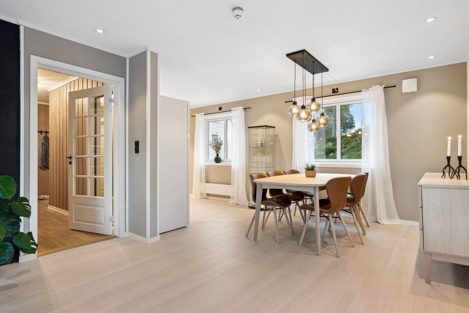 Nye overflater på stue og kjøkken i 2023. Nye vinduer i 2020. Galleribilde