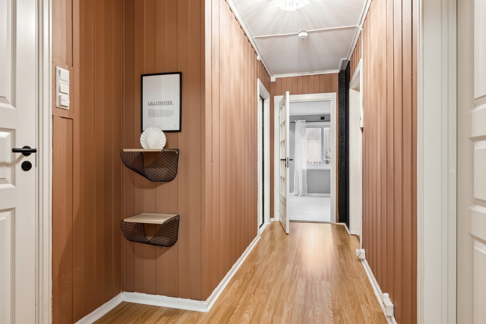 Gang og entré er malt i i fin farge. Galleribilde