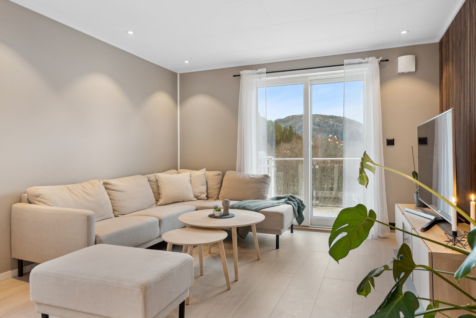 Nye overflater på stue og kjøkken i 2023. Nye vinduer i 2020. Galleribilde