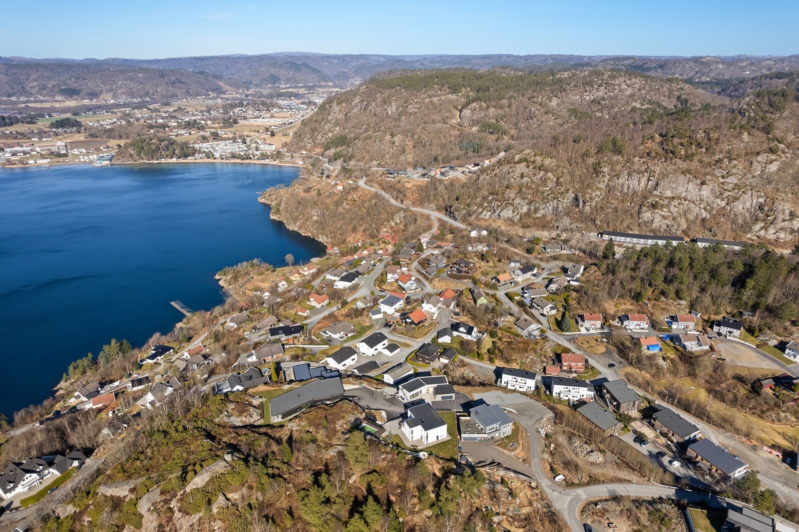 Tomta ligger i barnevennlig og attraktivt felt med kort avstand til sentrum Galleribilde