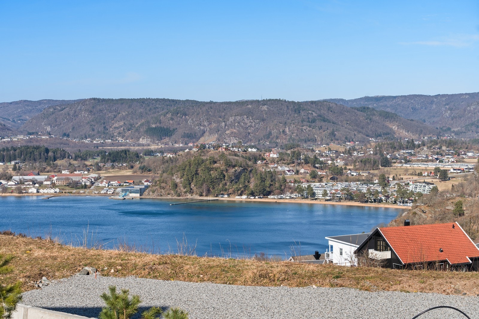 Fra tomta er fantastisk utsikt mot Rosfjorden og helt bort til Kvavik Galleribilde