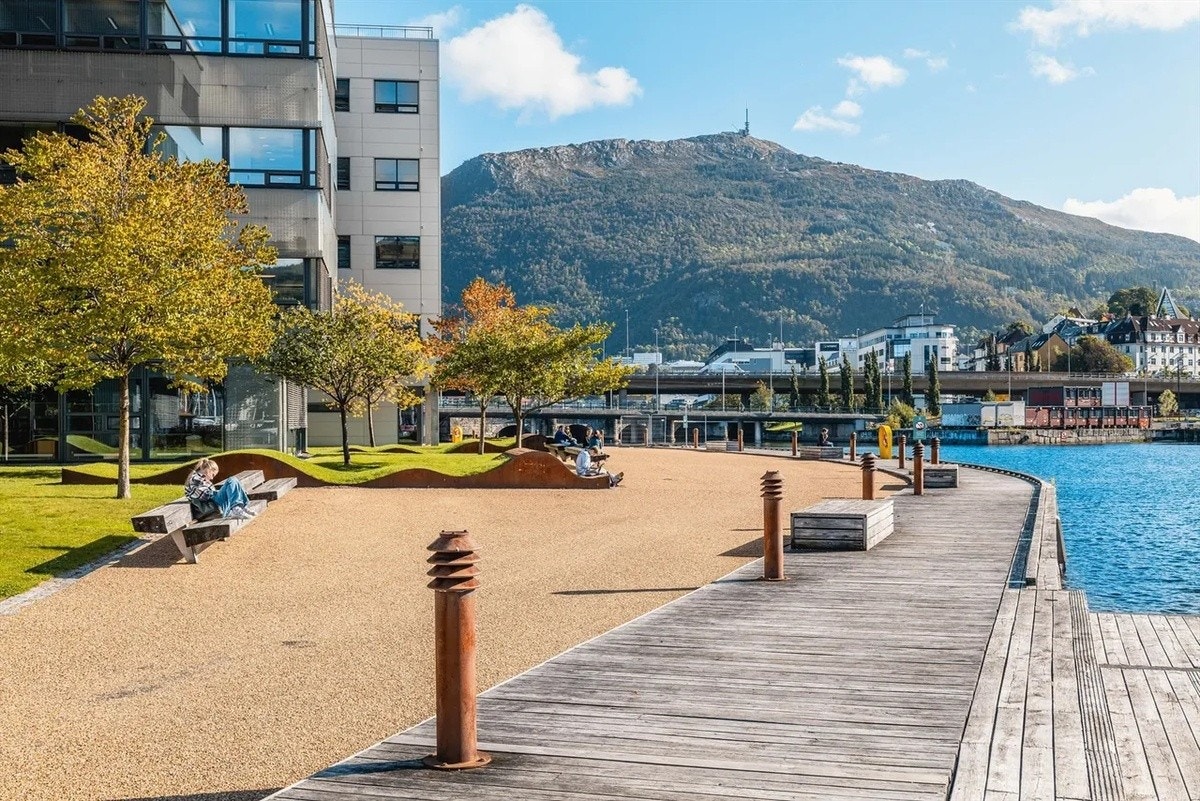 Veldig fint langs promenaden, benker etc Galleribilde