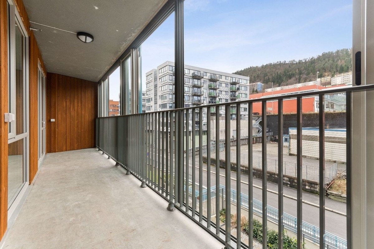 Stor innglasset balkong på 12m2 med plass til lenestoler Galleribilde