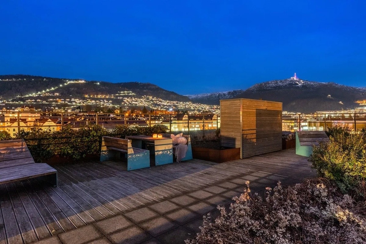 Koseligere takterrasse på kvelden . Renoveres og gjenåpnes med nytt design Galleribilde