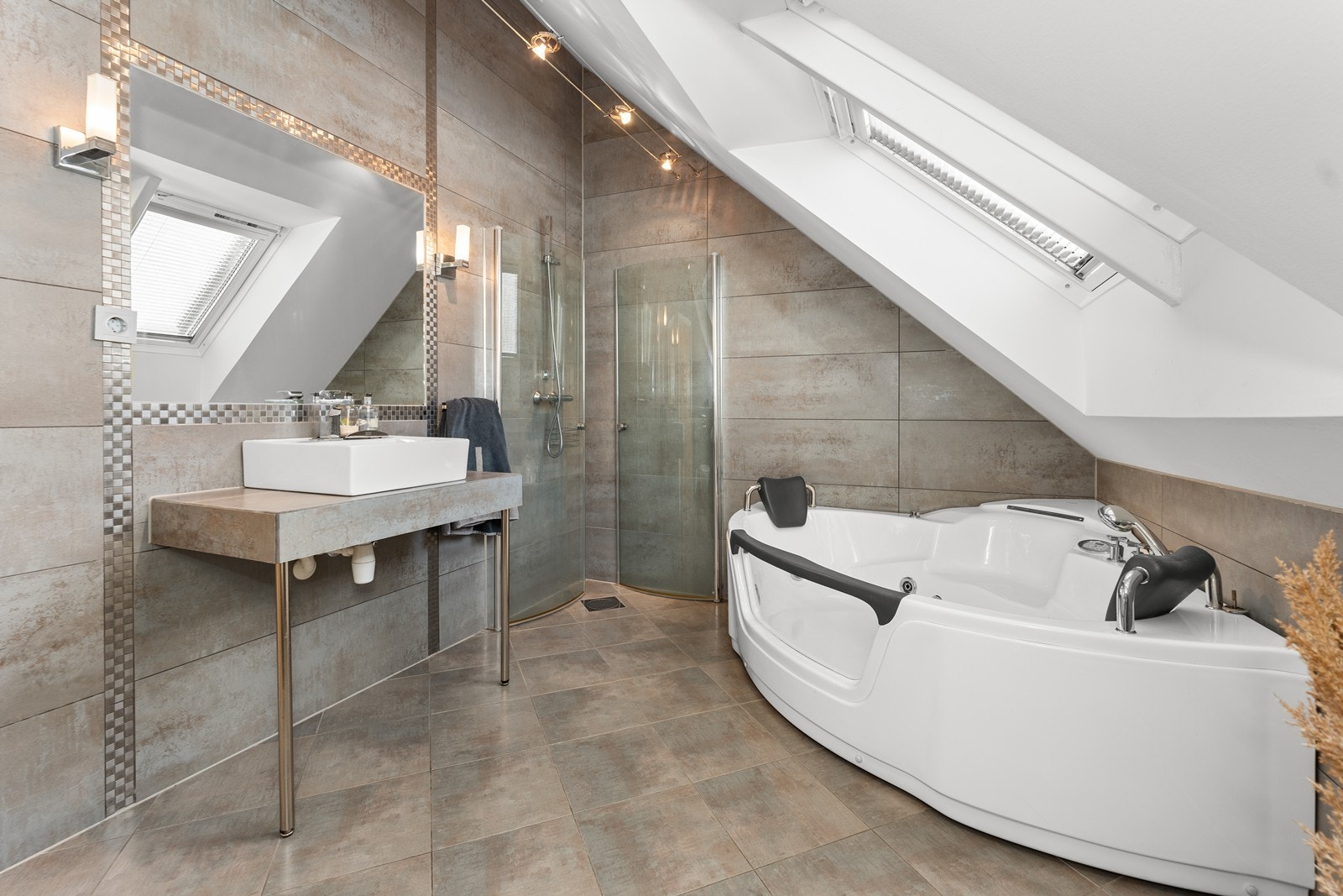 Flislagt bad med flotte detaljer. Galleribilde