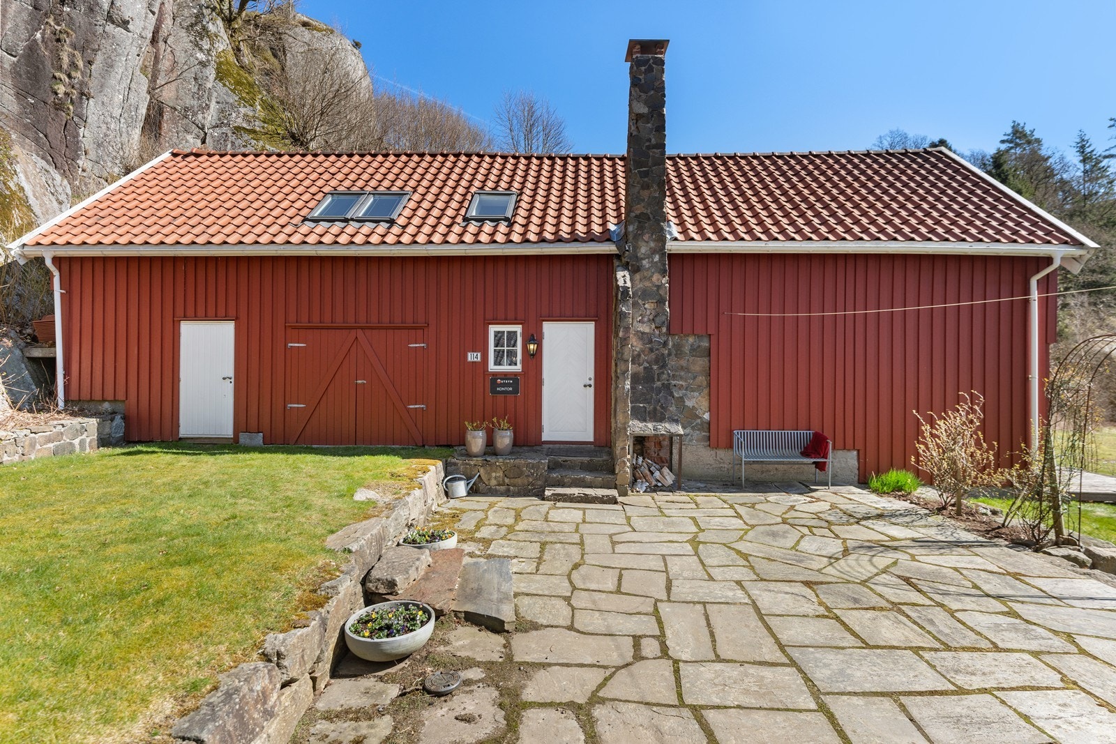 Skiferheller mellom bolig og løe. I enden av løa er det bod for lagring. Galleribilde