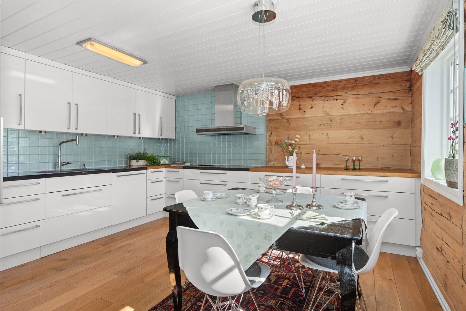 Stort kjøkken med plass for spisebord. Galleribilde