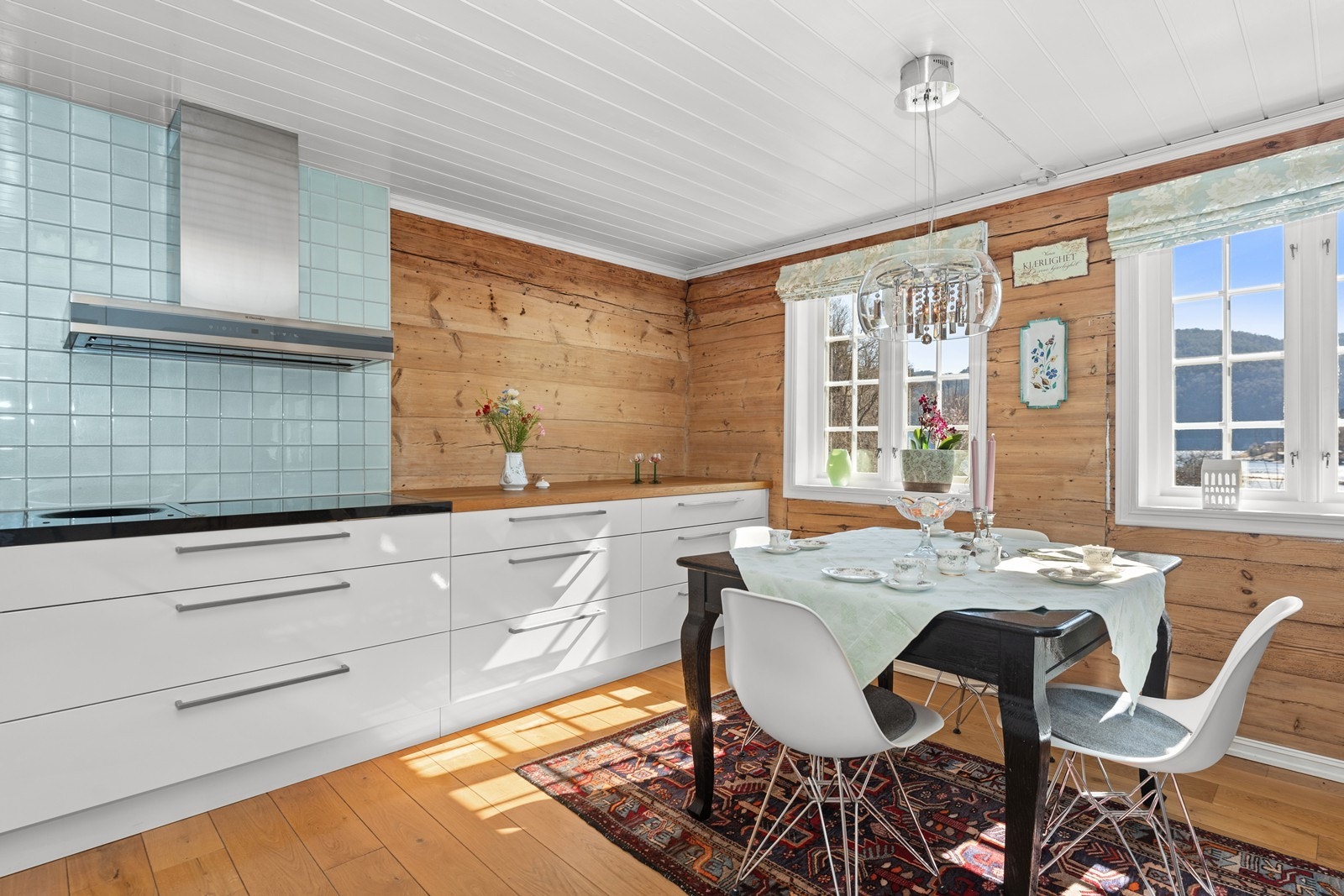 Synlig laft og glassfliser på vegger. Galleribilde