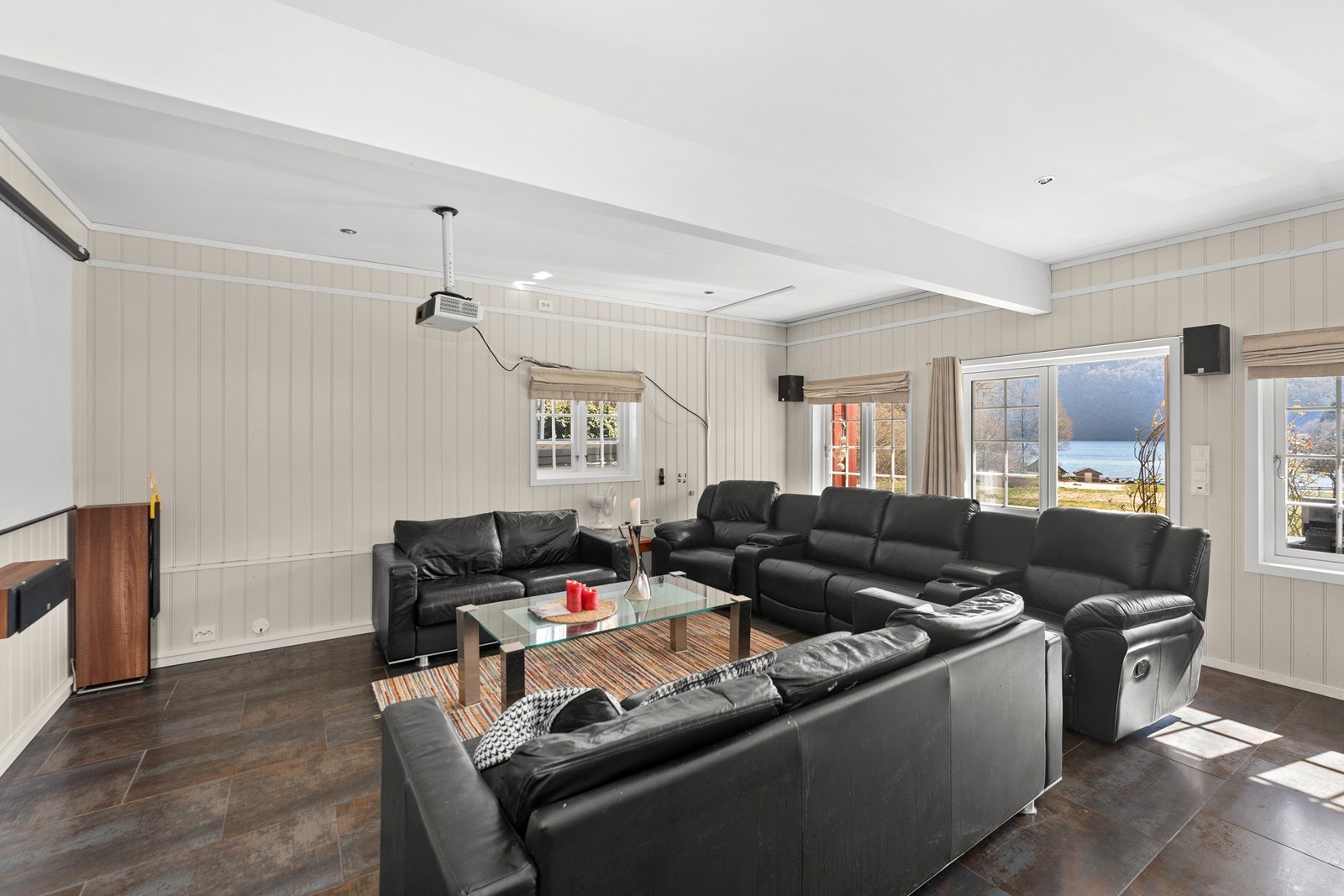 Stor stue med tofløyet dør til terrasse. Galleribilde