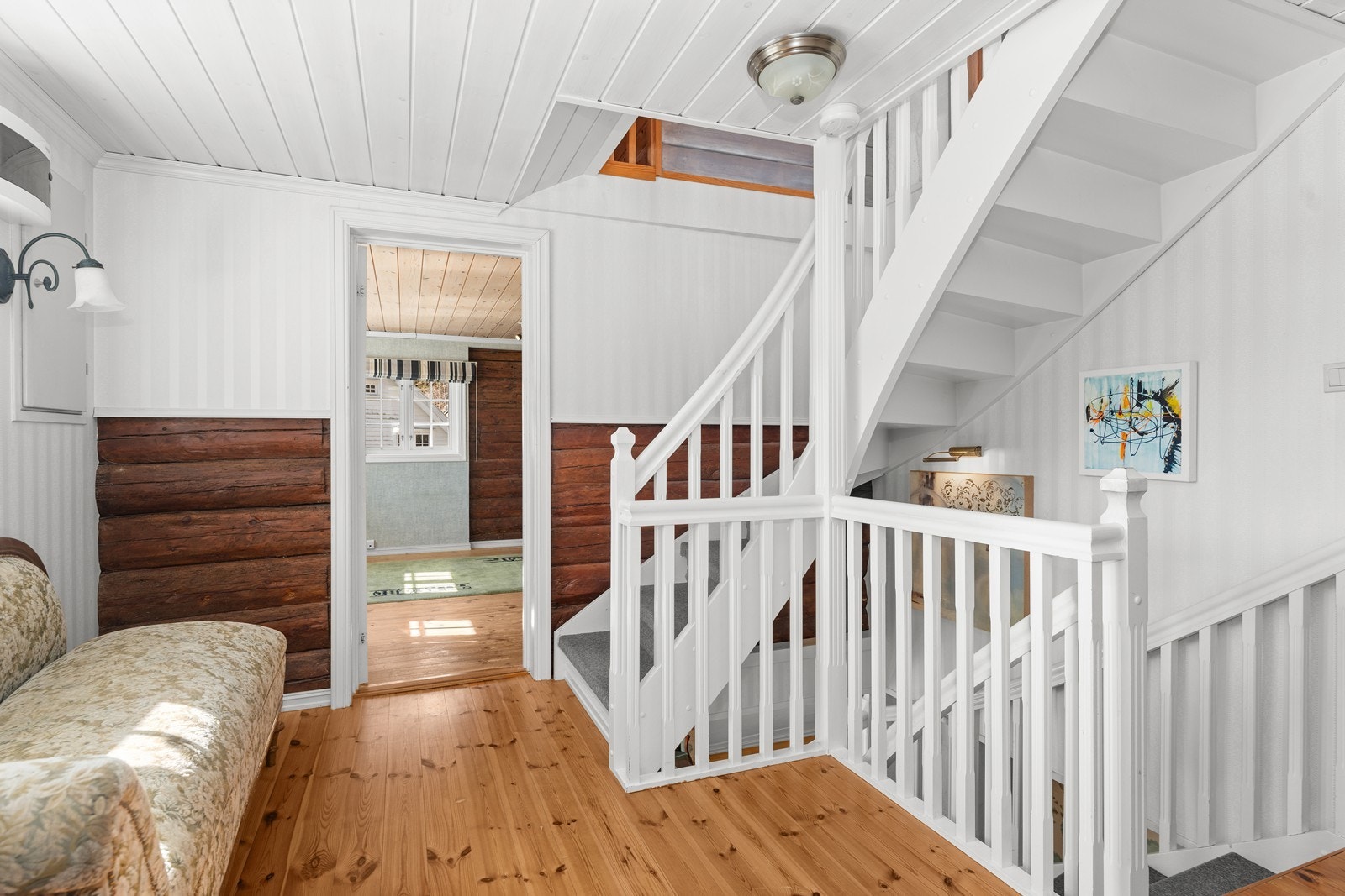 Trappegang. Boligen går over tre plan. Galleribilde