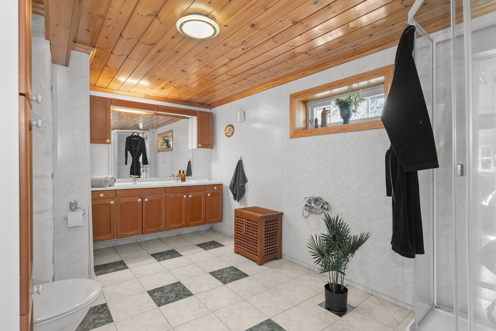 Bad/ wc med dobbel servant og dusjkabinett. Galleribilde