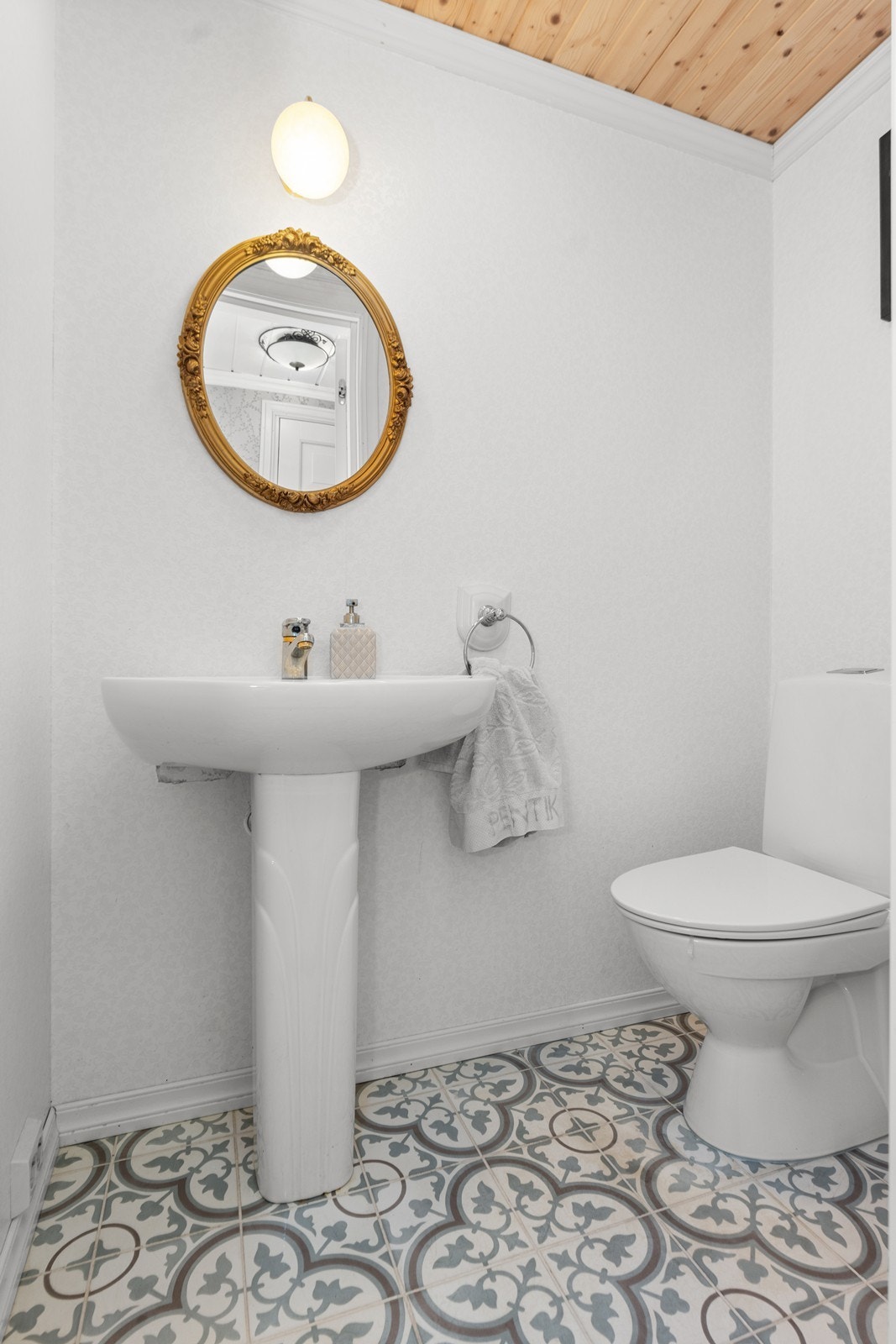 Toalettrom i entreen. Galleribilde