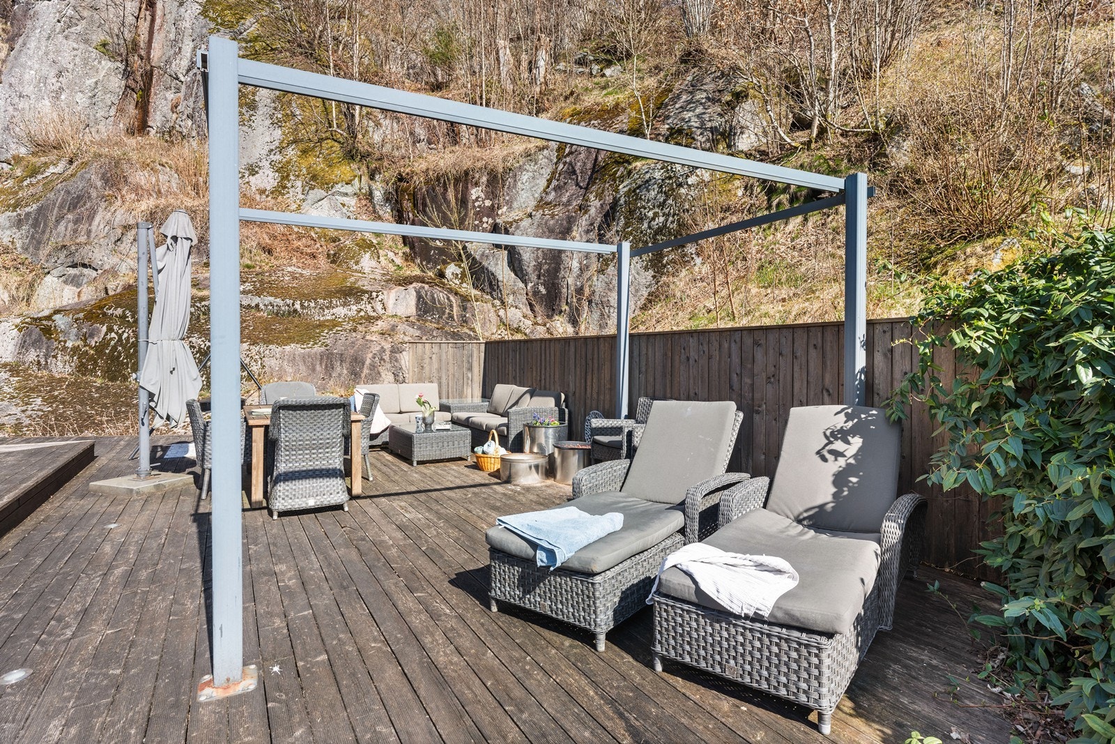 På terrassen er det anlagt et basseng og utedusj. Galleribilde