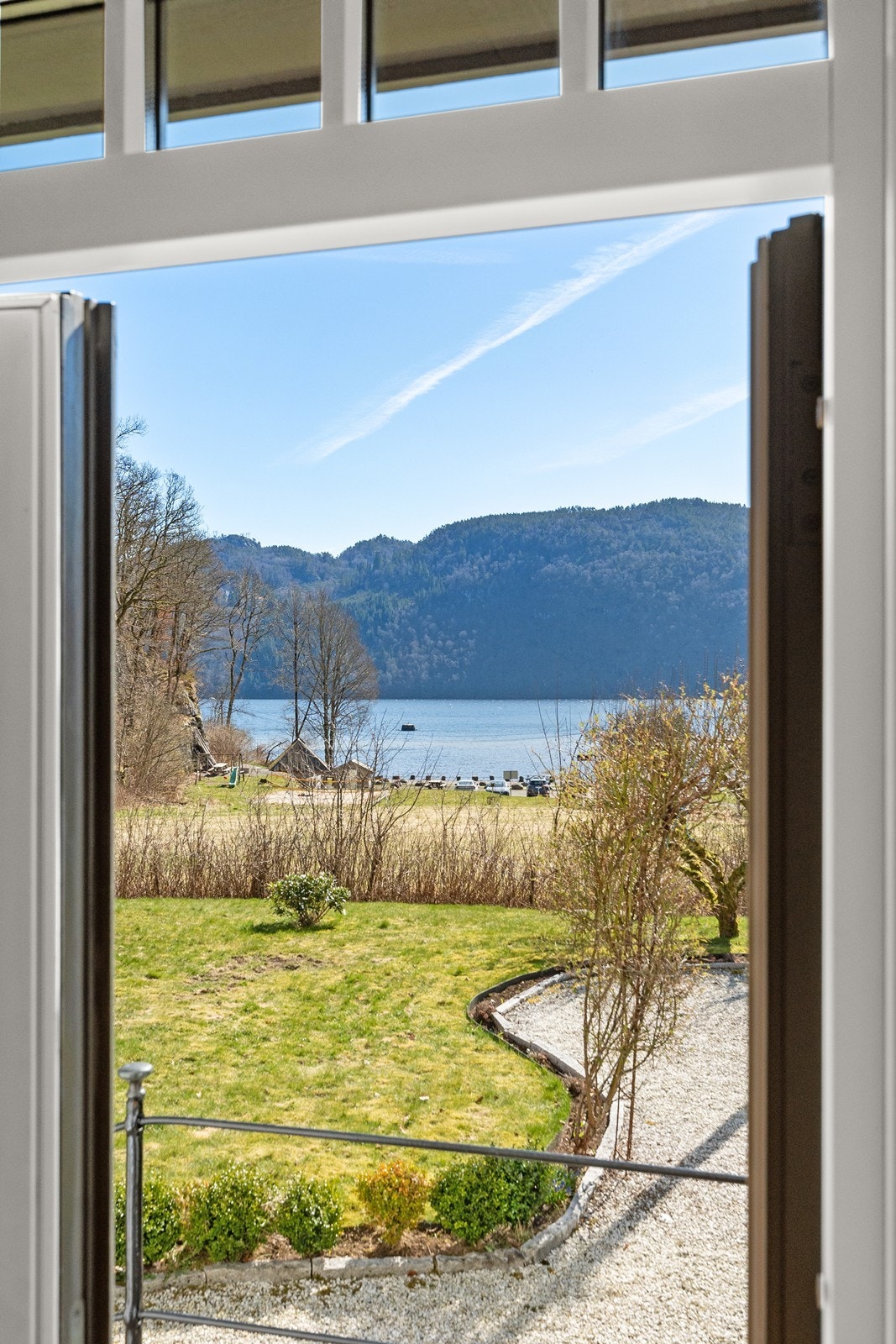 Tofløyet dør mot hage. Galleribilde