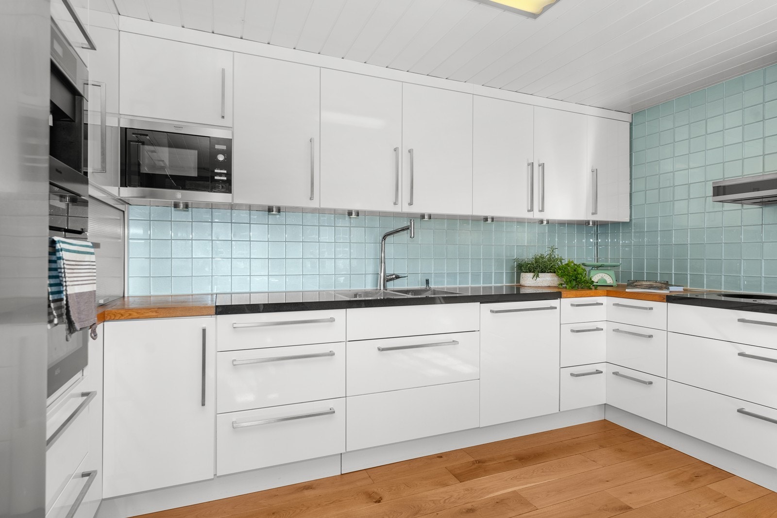 Påkostet Hamran innredning med integrerte hvitevarer. Galleribilde