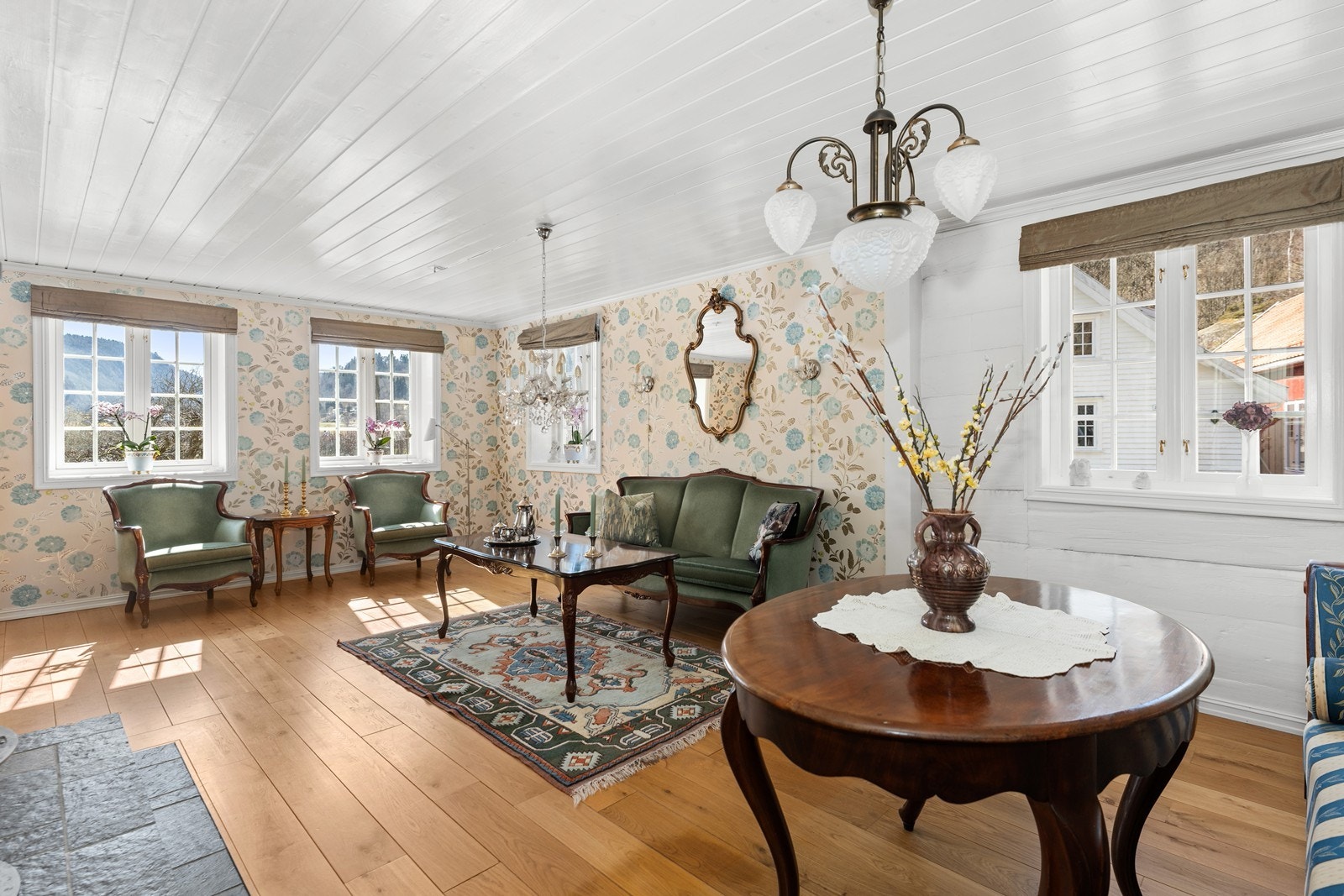 Stor stue med fjordutsikt. Galleribilde