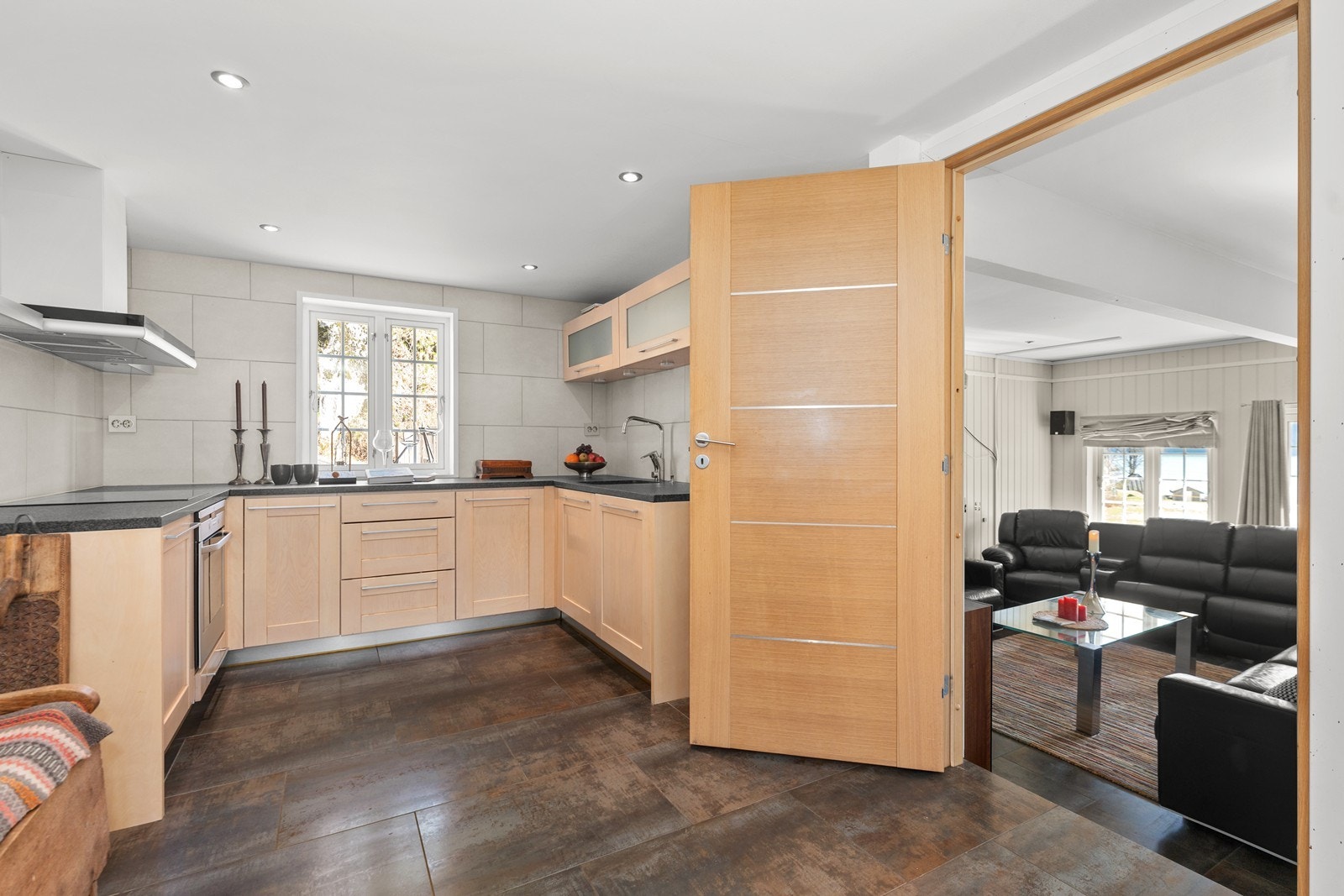 Fra kjøkken mot stue. Galleribilde