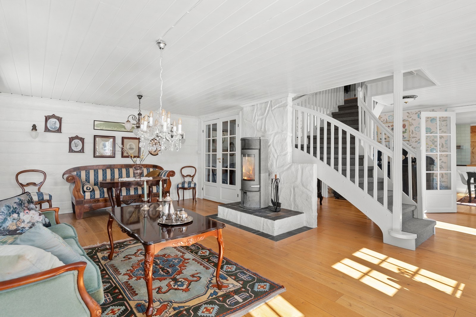 God plass til flere sittegrupper. Galleribilde