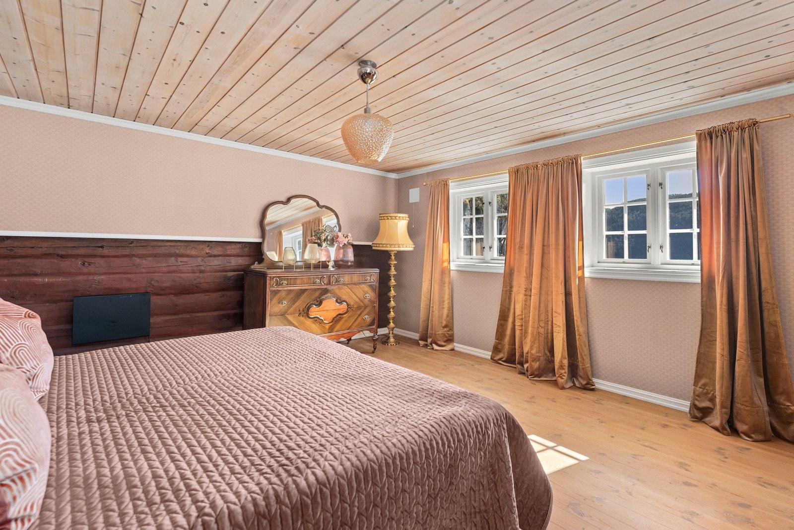 Stort hovedsoverom med utsikt. Galleribilde