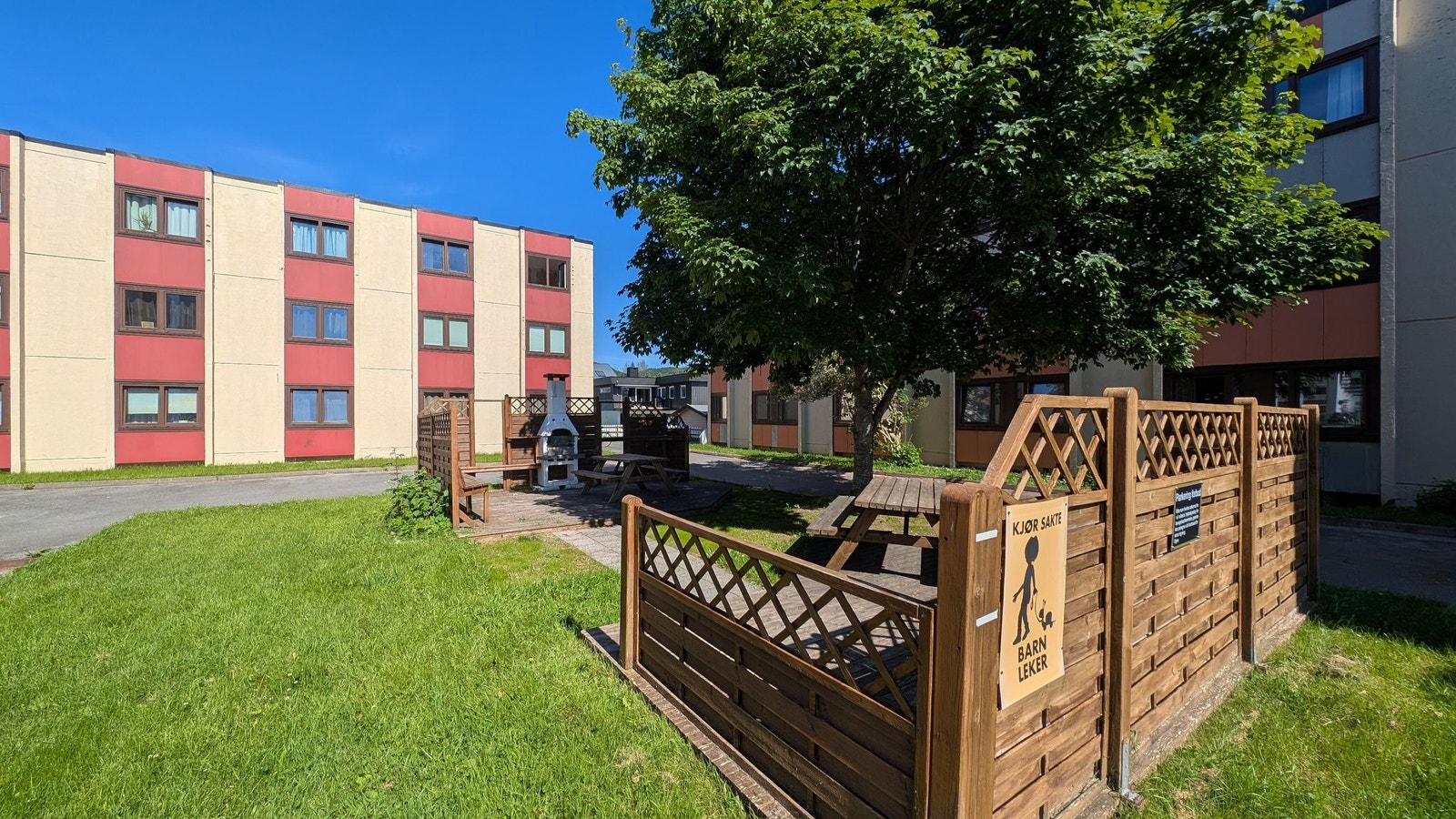 Felles solrik terrasse m/grill, benker og bord. Flott plass til ute sammenkomster Galleribilde