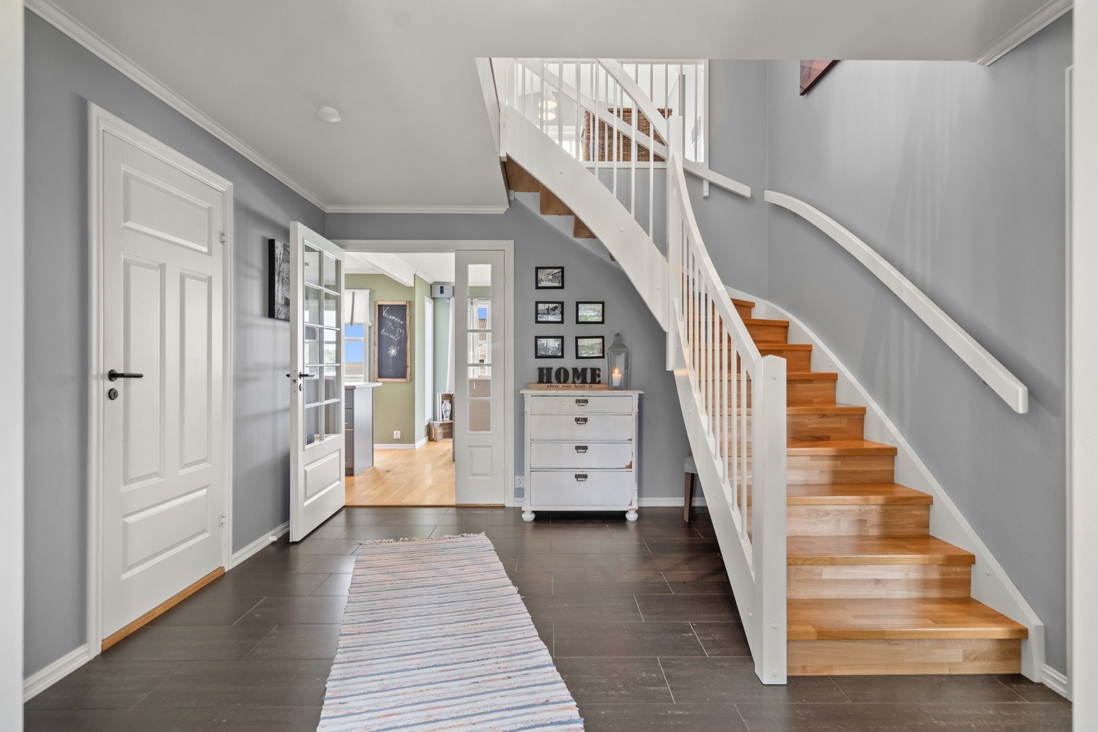 Hall som tar deg videre til stue, kjøkken, bad og soverom Galleribilde