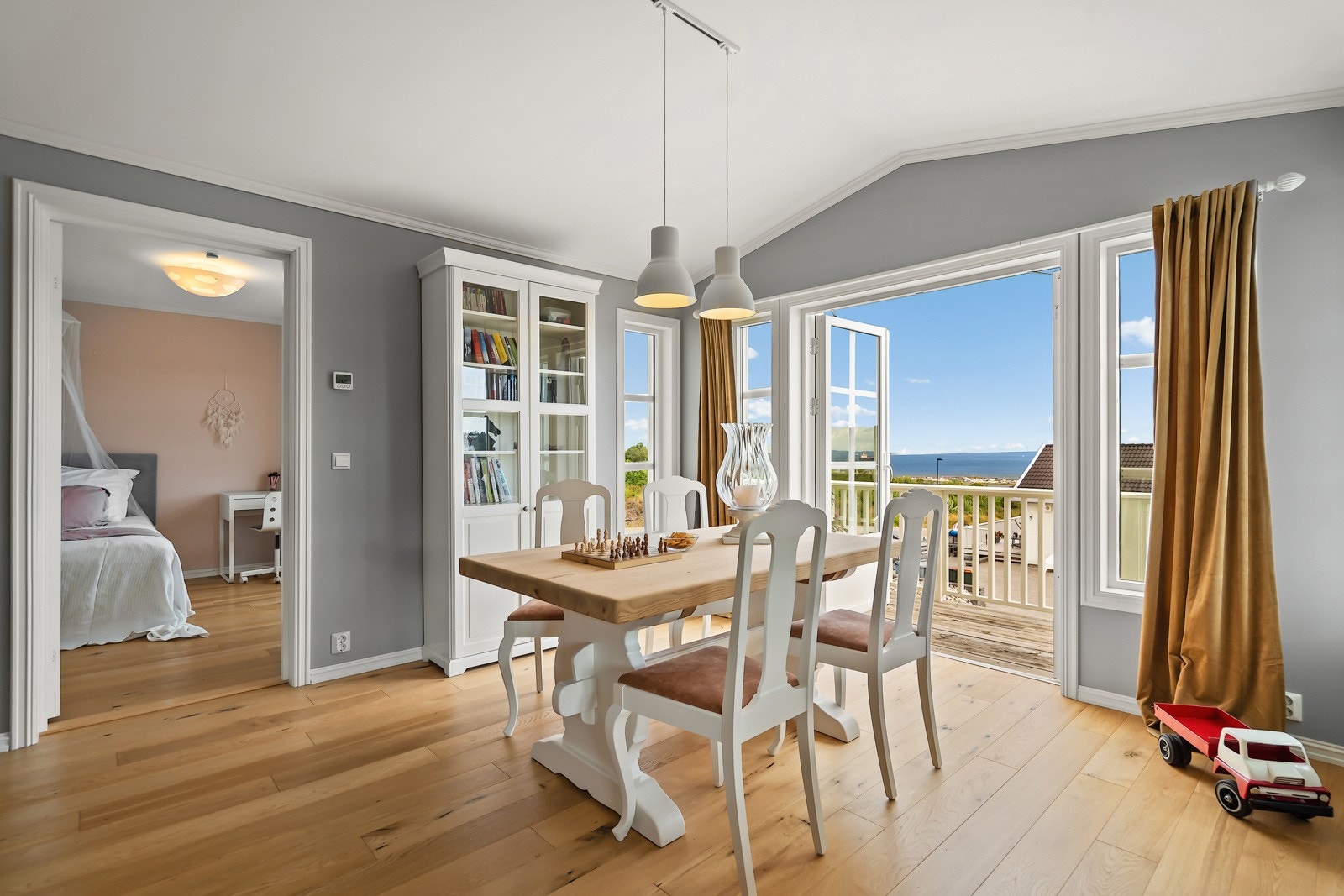 Fra rommet er det utgang til balkong Galleribilde