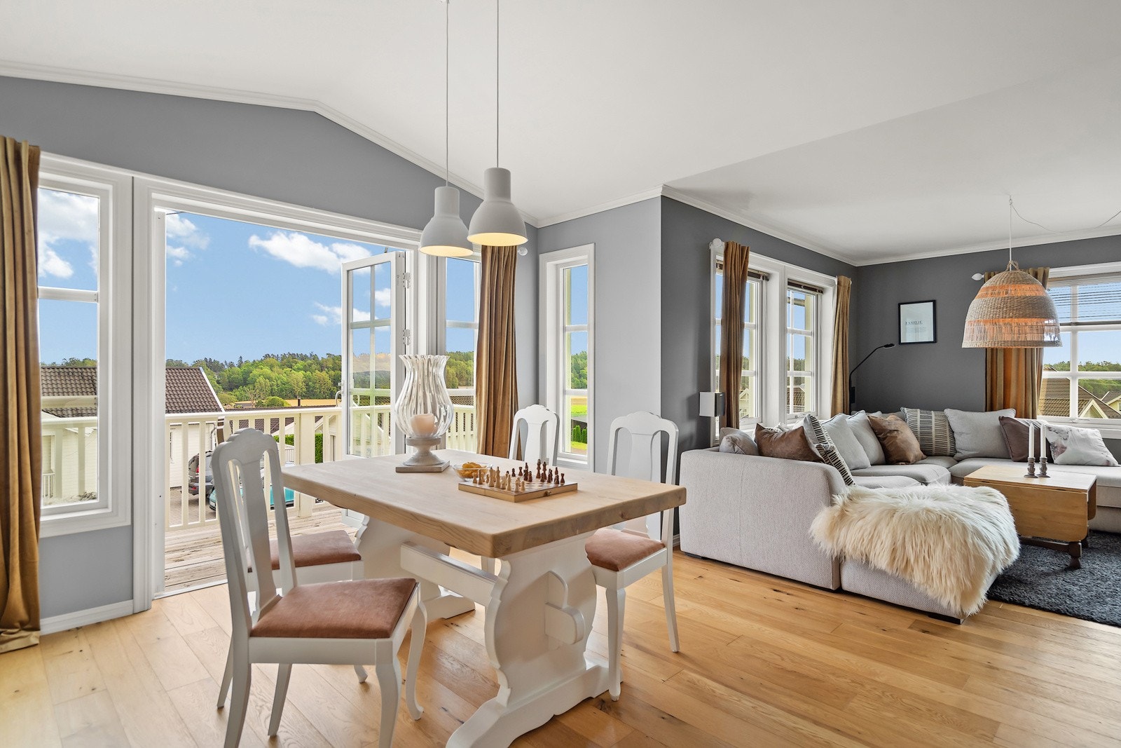 I 2. etasje har man en romslig stueløsning, perfekt for storfamilien Galleribilde