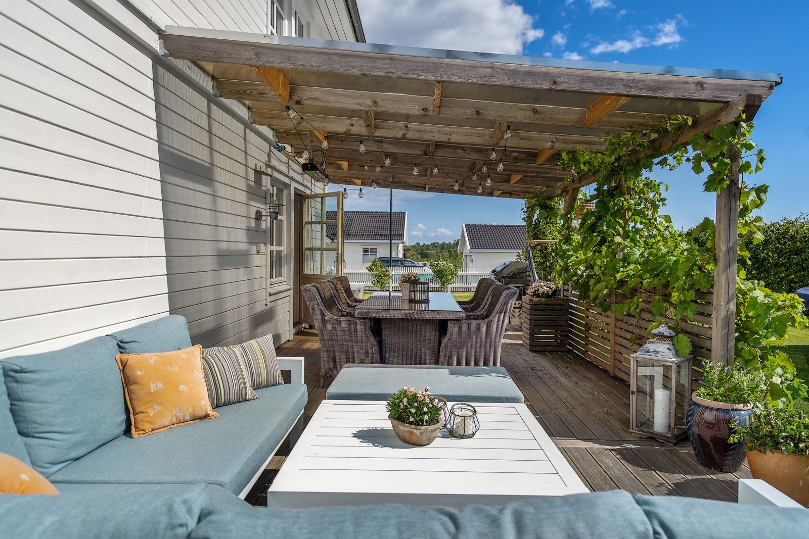 Terrassen har god plass til flere sitteplasser i ulike soner Galleribilde