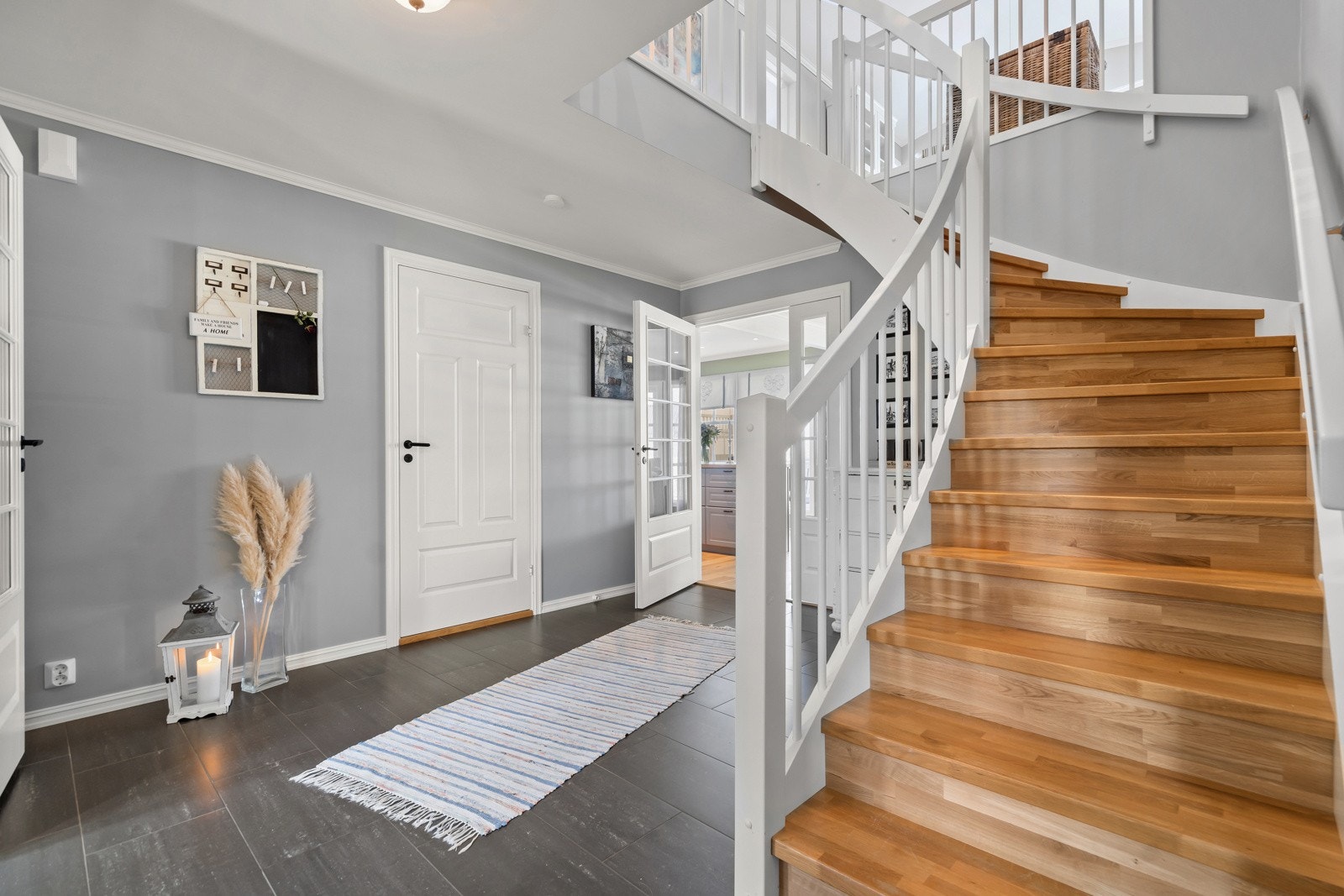 Trapp opp til 2. etasje Galleribilde