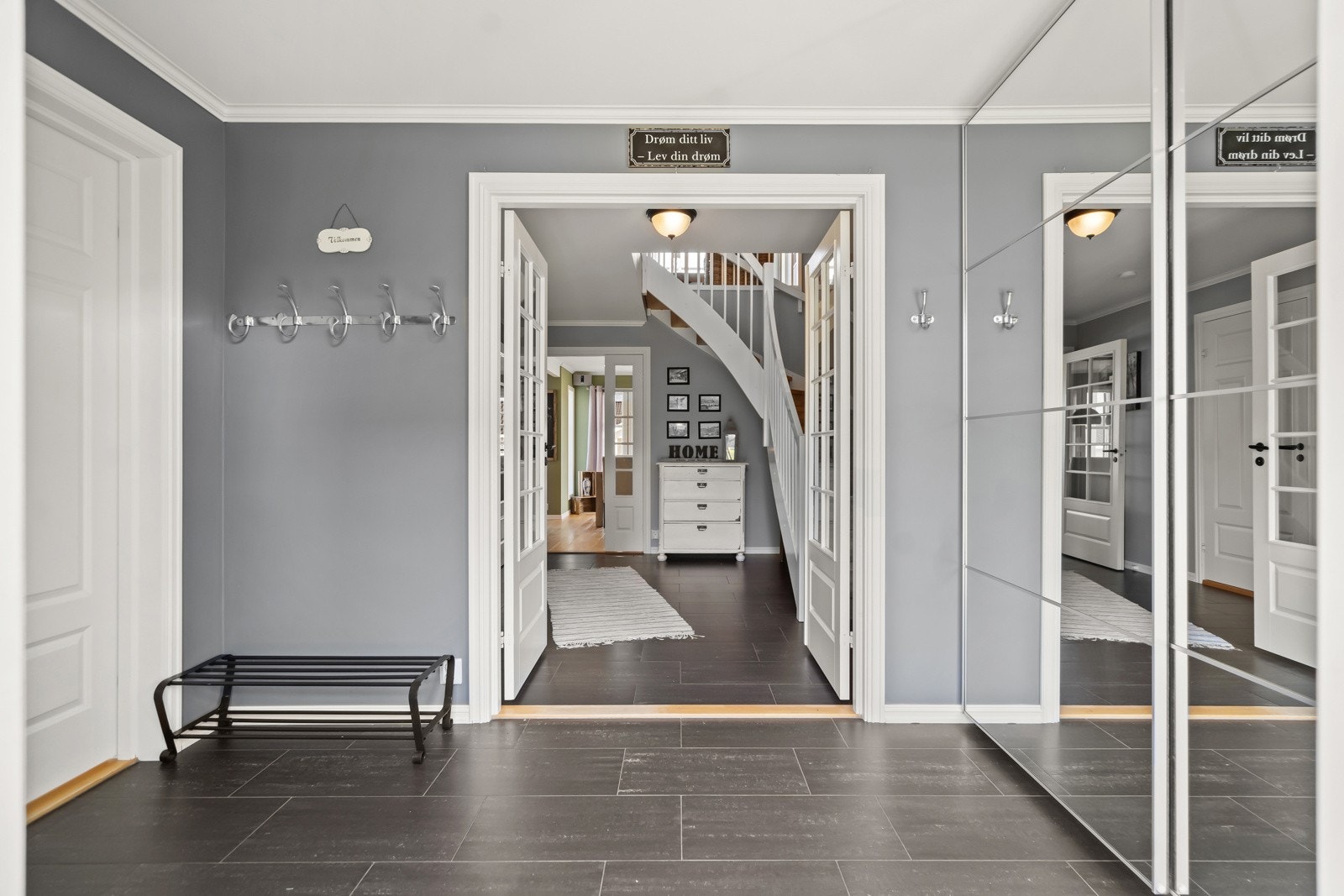 Meget romslig entré med god lagringsplass i skyvedørsgarderobe Galleribilde