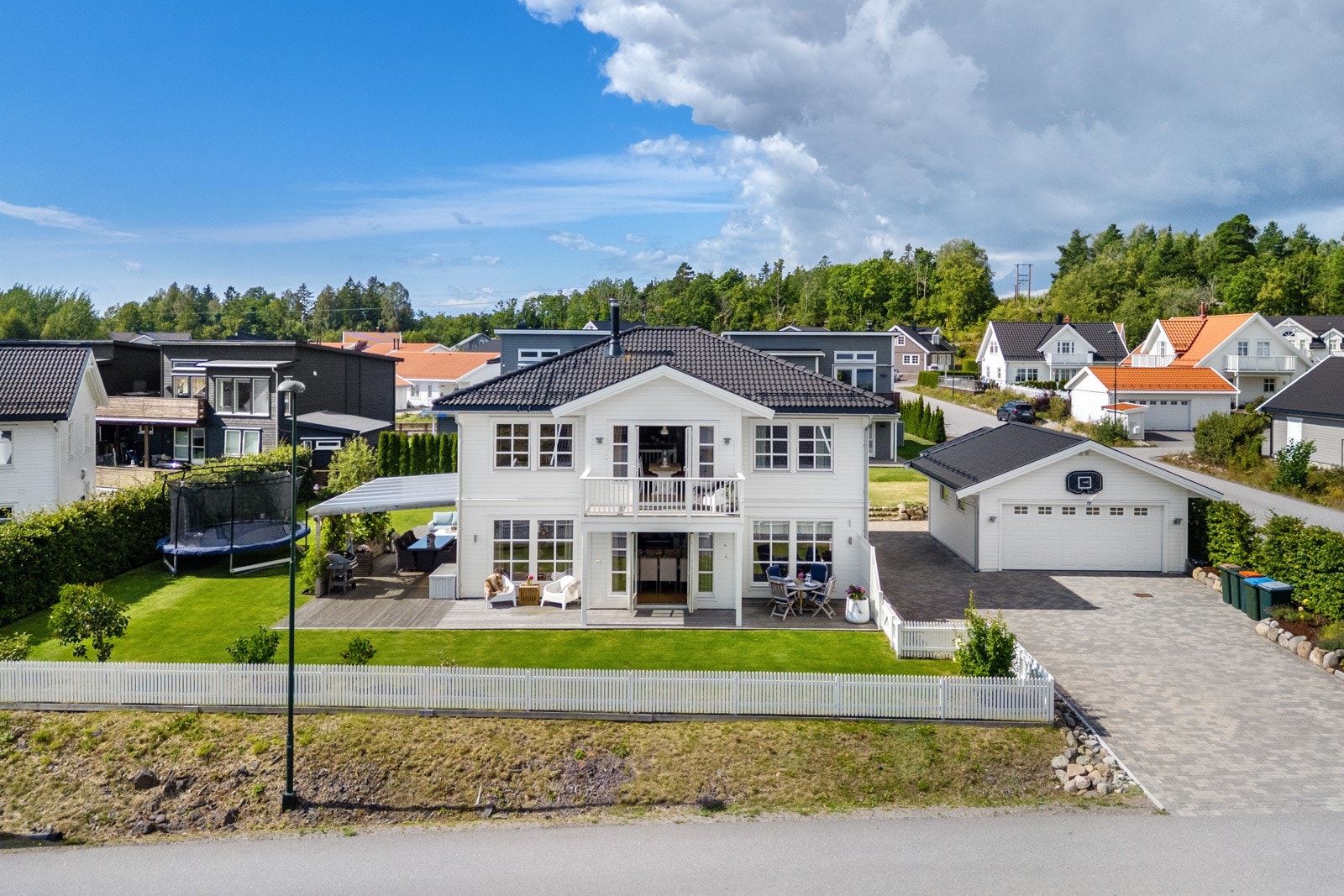 Frodig hage og mye boltreplass for store og små! Galleribilde