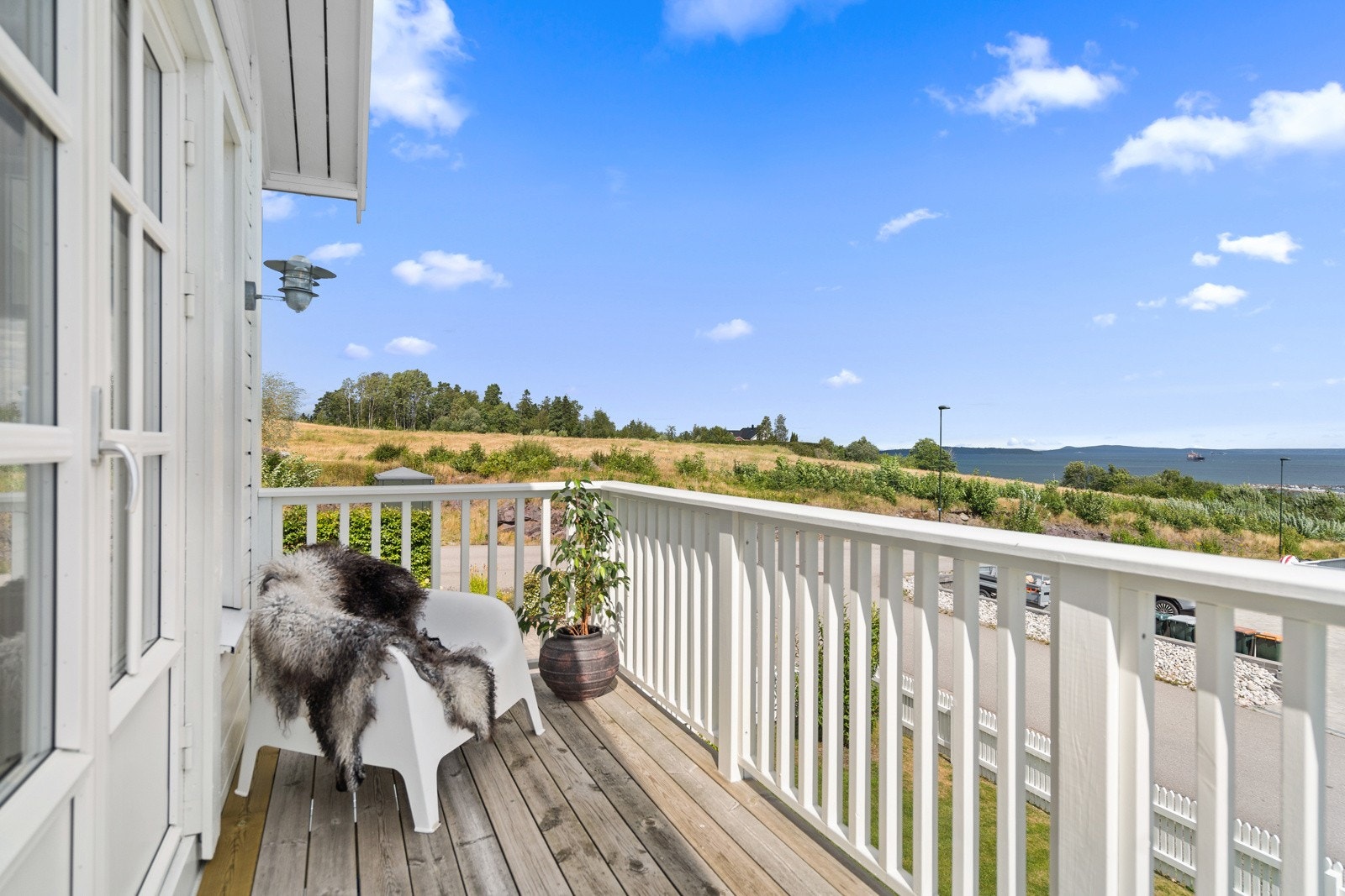 Fra balkongen er det flott utsikt til Oslofjorden og omkringliggende jorder Galleribilde