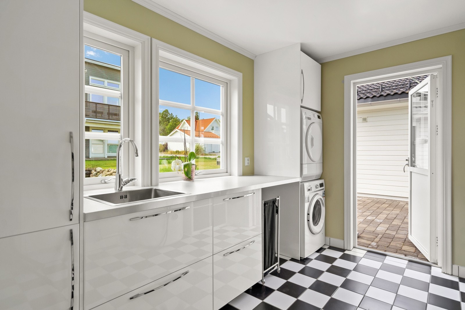 Praktisk vaskerom med utgan ut Galleribilde