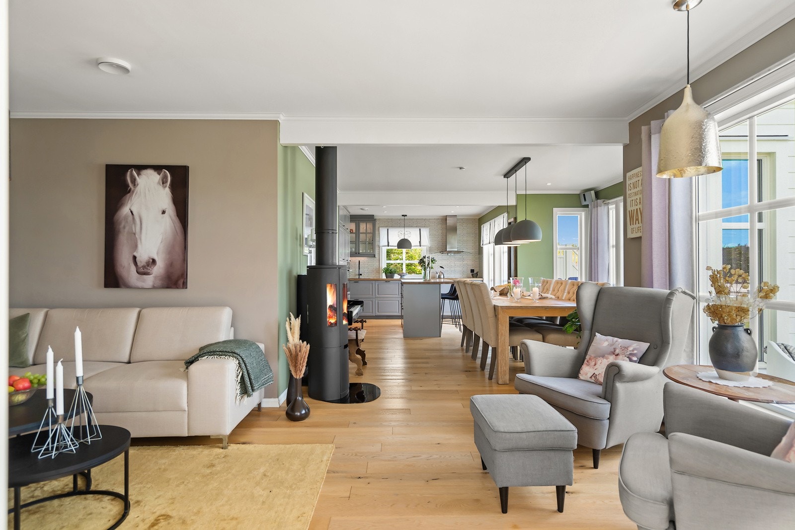 Veldig koselig stue med store vindusflater som slipper inn godt med naturlig lys Galleribilde