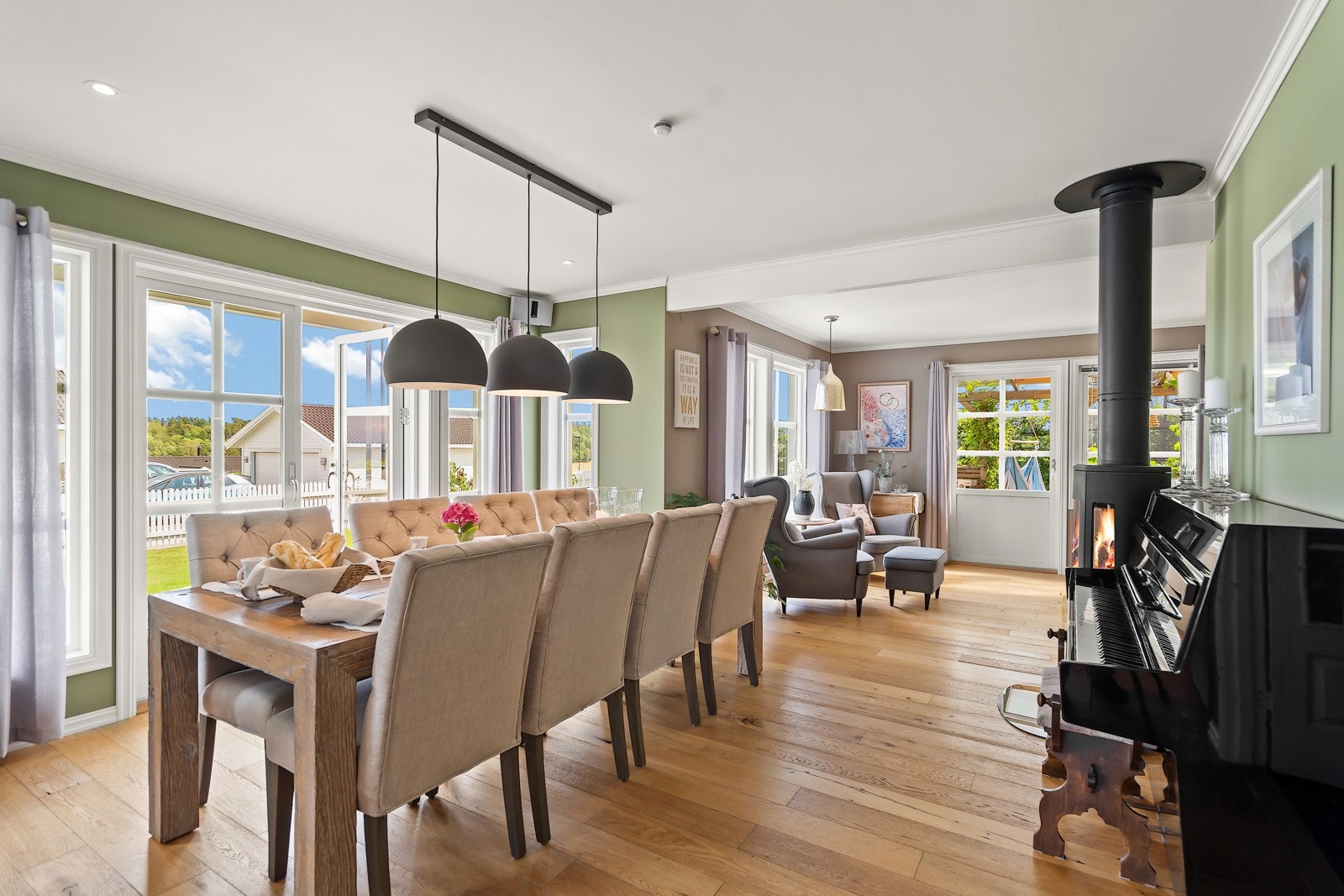 I rommet er det god plass til spiseplass Galleribilde