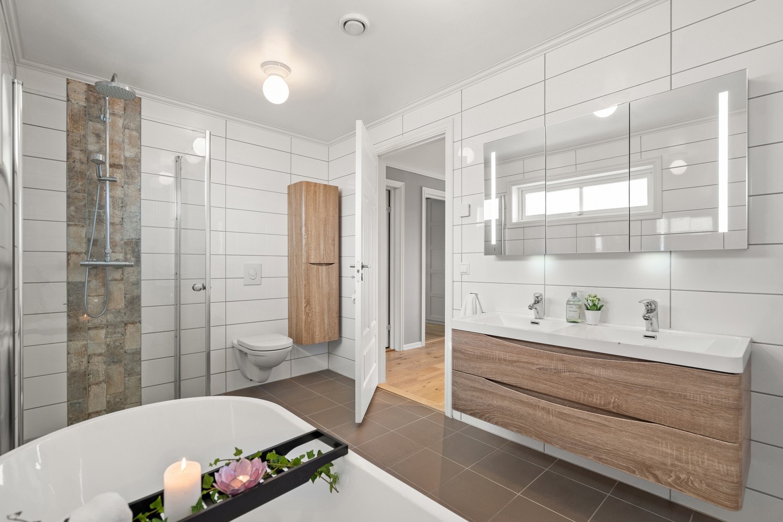 Stort flislagt bad Galleribilde