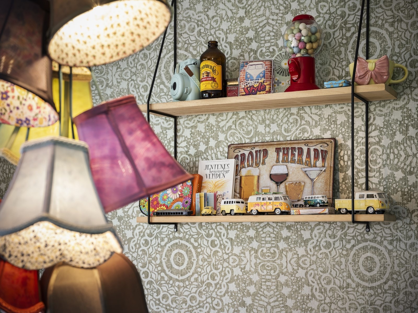 Stilig med en kontrastvegg dekorert med kul tapet! Galleribilde