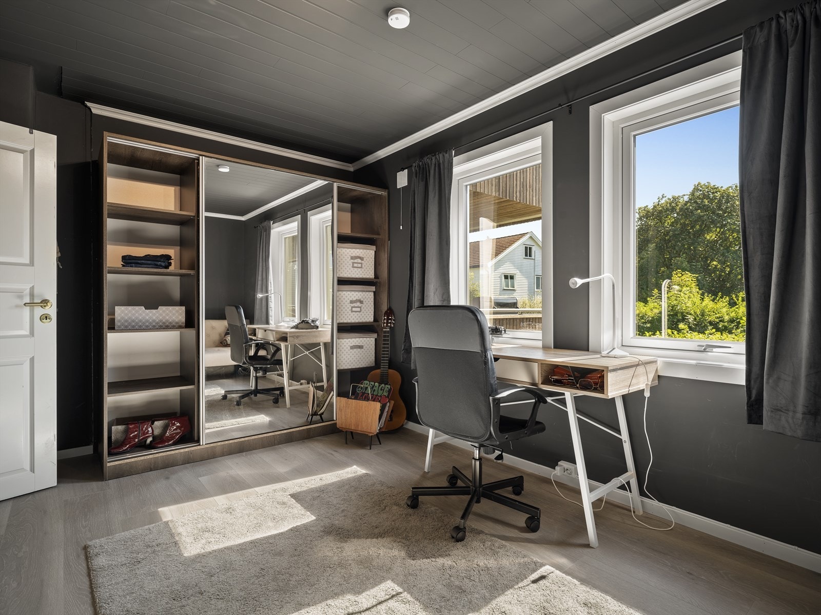 To store vindusflater mot syd sørger for rikelig med naturlig lys. Det er god oppbevaringsplass i flott garderobeløsning med skyvedør av speil. Galleribilde