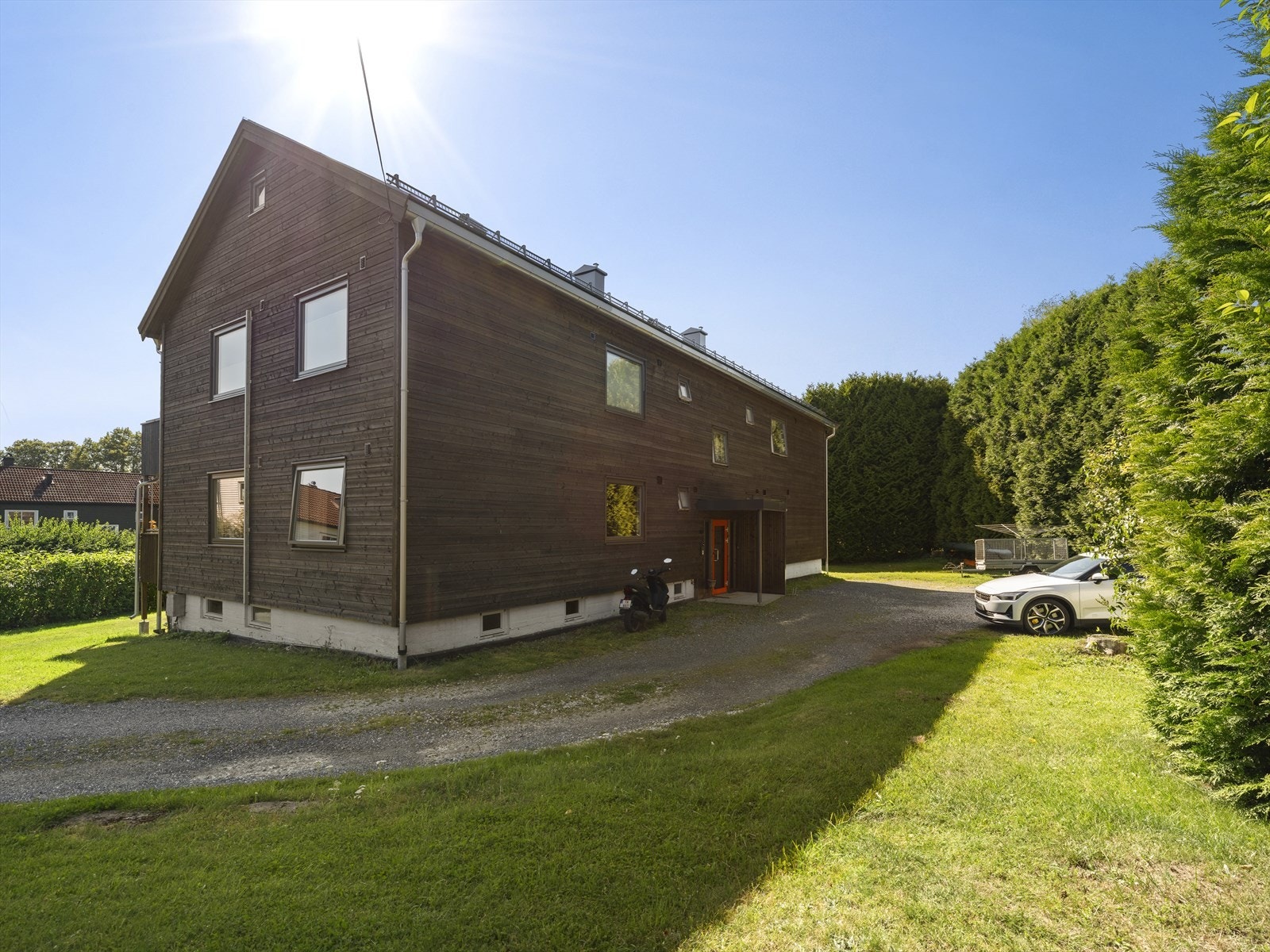 I nærområdet finner du barnehager, barneskole og ungdomsskole i gangavstand, og det er kort gange til kollektivtransport og dagligvarebutikker. Ca. 2 km til Moss sentrum med alle byfasiliteter og togstasjonen. Galleribilde