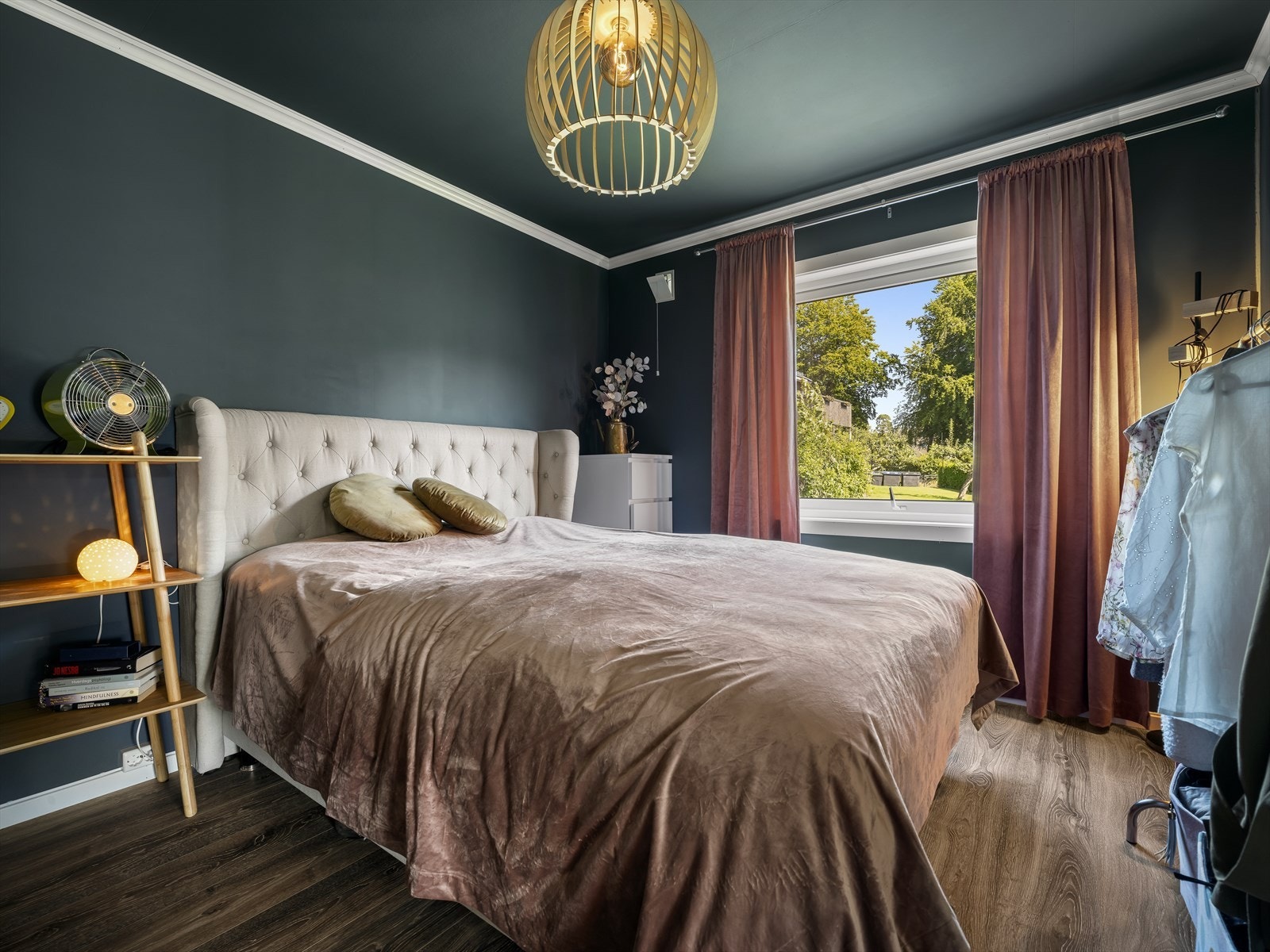 Soverommet har god oppgradert standard fra 2019/20 med glatte overflater malt i en fin og behagelig farge, samt flott enstavs laminat på gulv som gir rommet en lun atmosfære. Galleribilde